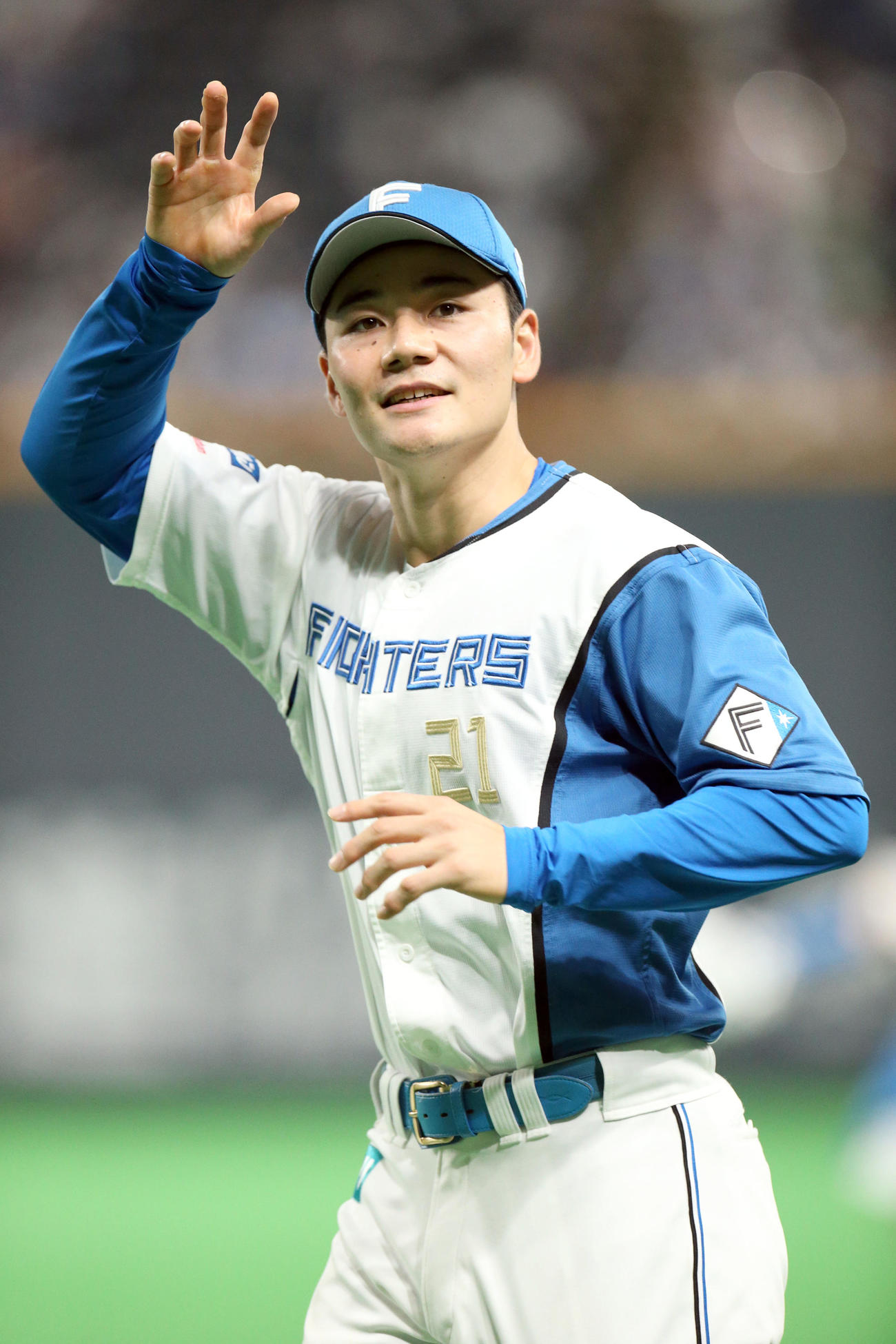 日本ハム対ロッテ　スタンド応援席のファンに手を振りながら引き揚げる清宮（撮影・佐藤翔太）