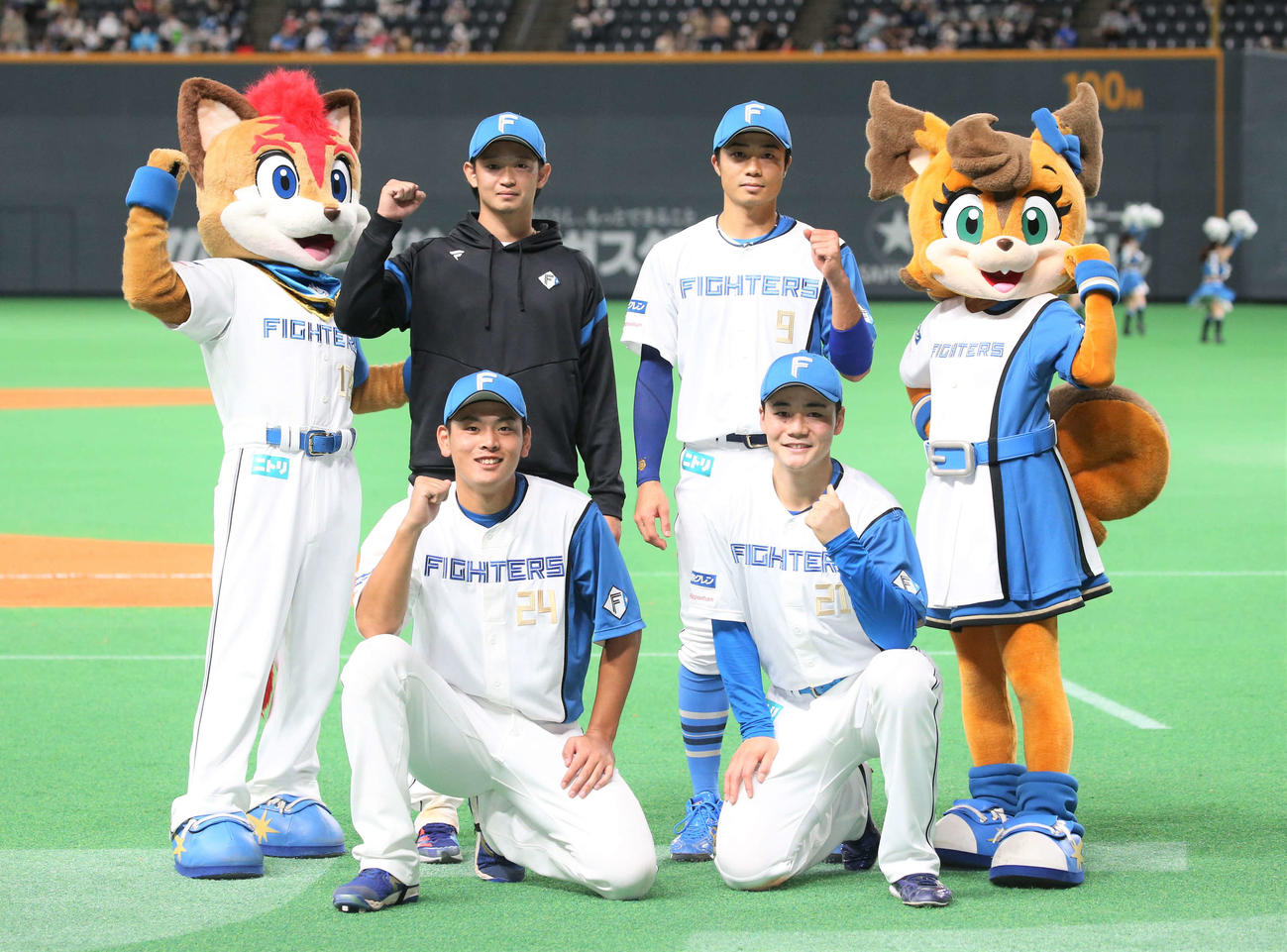 日本ハム対ロッテ　試合後、笑顔でガッツポーズの前列左から野村、清宮、後列左から鈴木、中島（撮影・黒川智章）