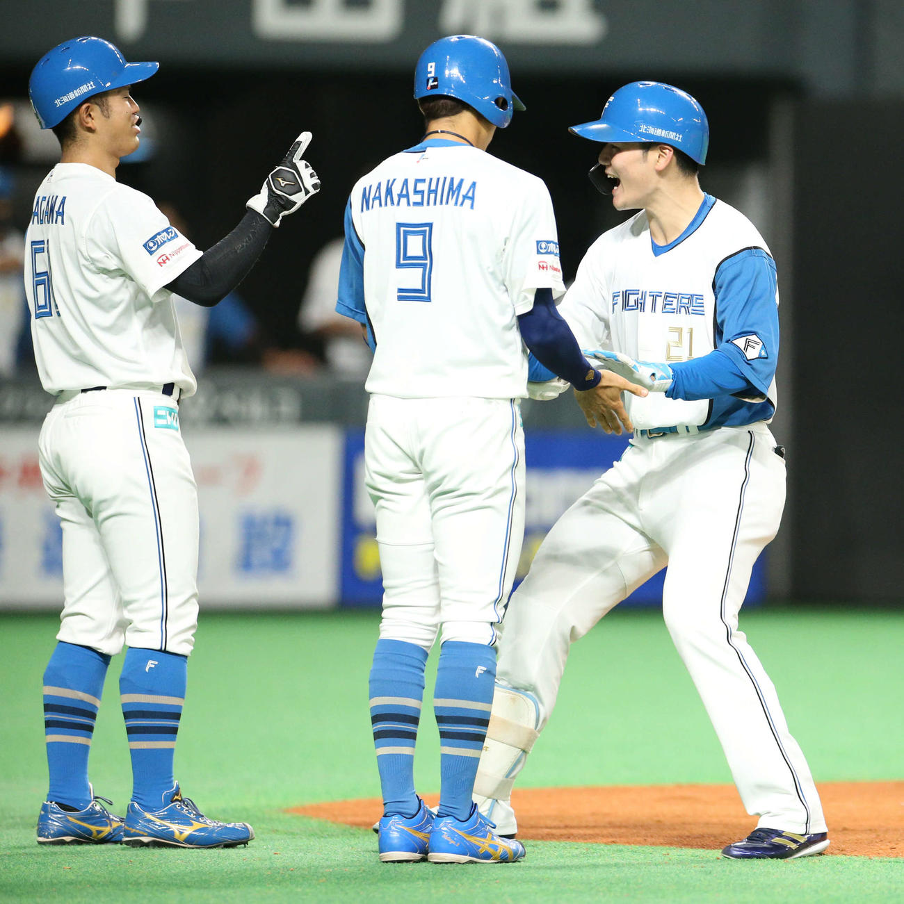 日本ハム対ロッテ　2回裏日本ハム2死満塁、清宮は右越え満塁本塁打を放ち中島（中央手前）とタッチを交わす（撮影・佐藤翔太）