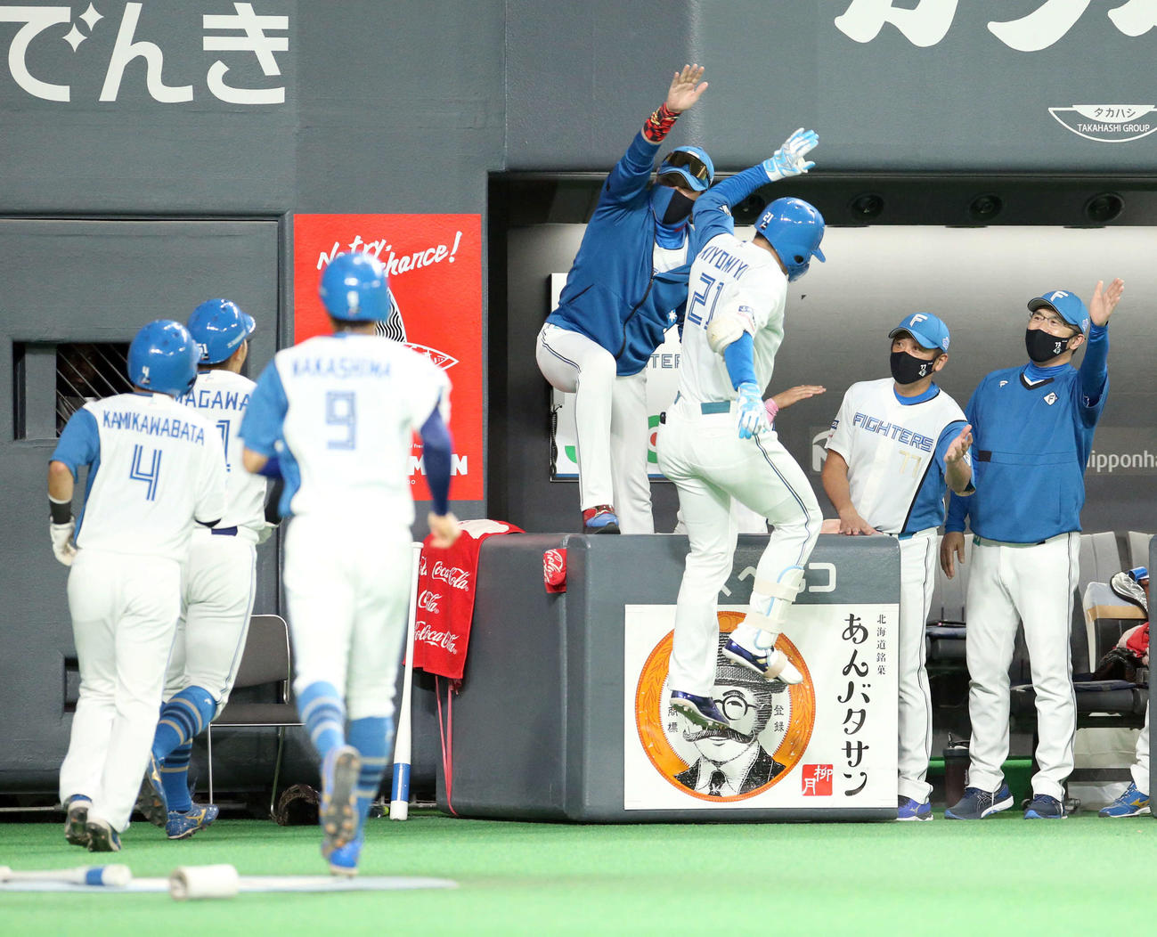 日本ハム対ロッテ　2回裏日本ハム2死満塁、新庄監督（中央後方）は右越え満塁本塁打を放った清宮とハイタッチを交わす（撮影・佐藤翔太）