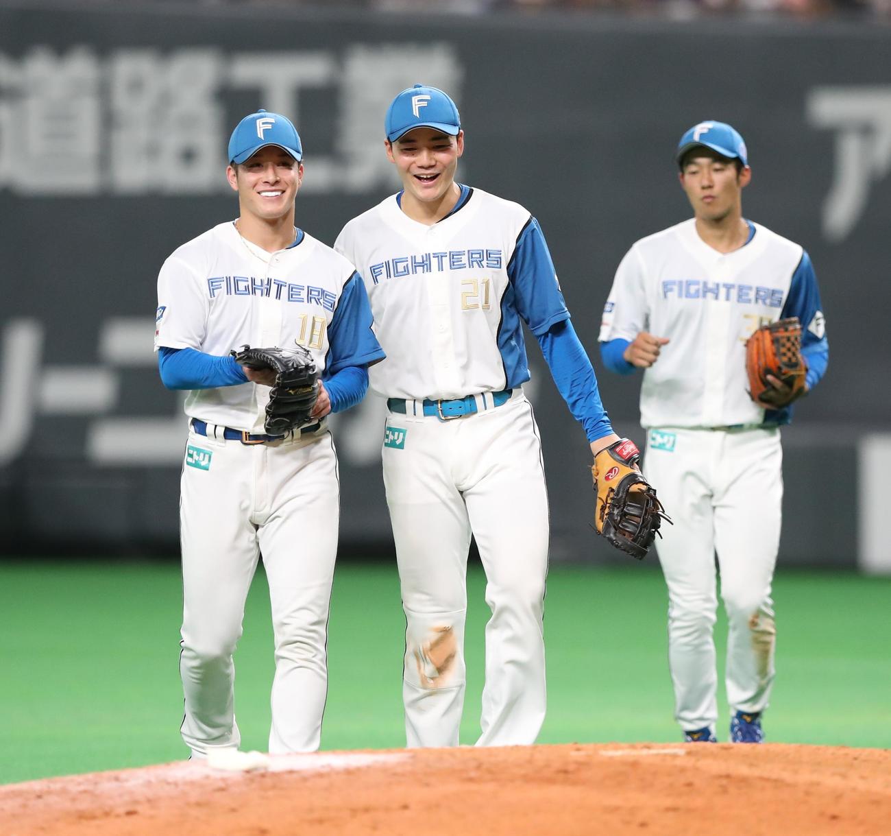 日本ハム対ロッテ　試合後、吉田（左）と笑顔を見せる清宮（撮影・黒川智章）