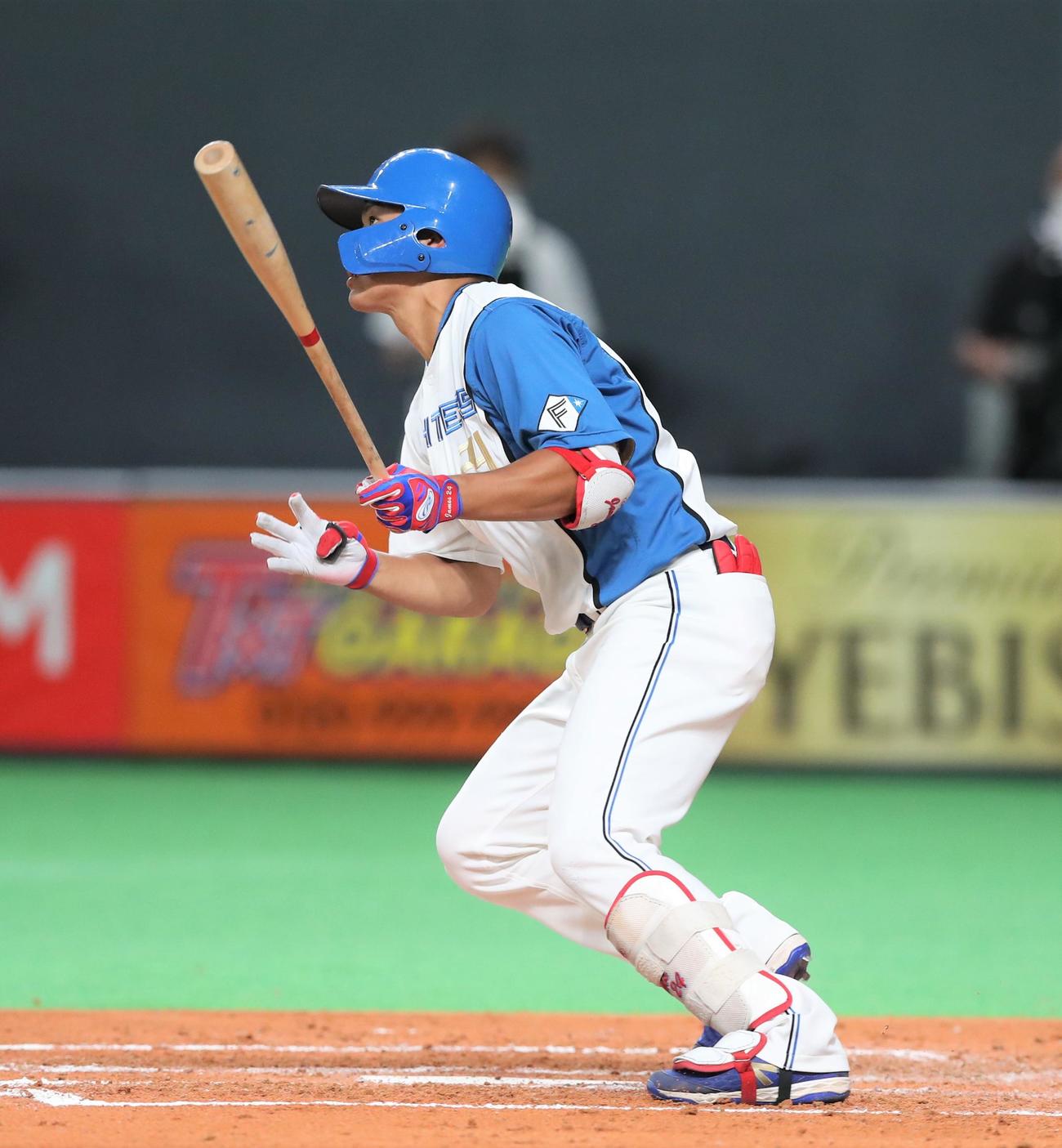 日本ハム対ロッテ　3回裏日本ハム無死三塁、左前適時打を放つ野村（撮影・黒川智章）