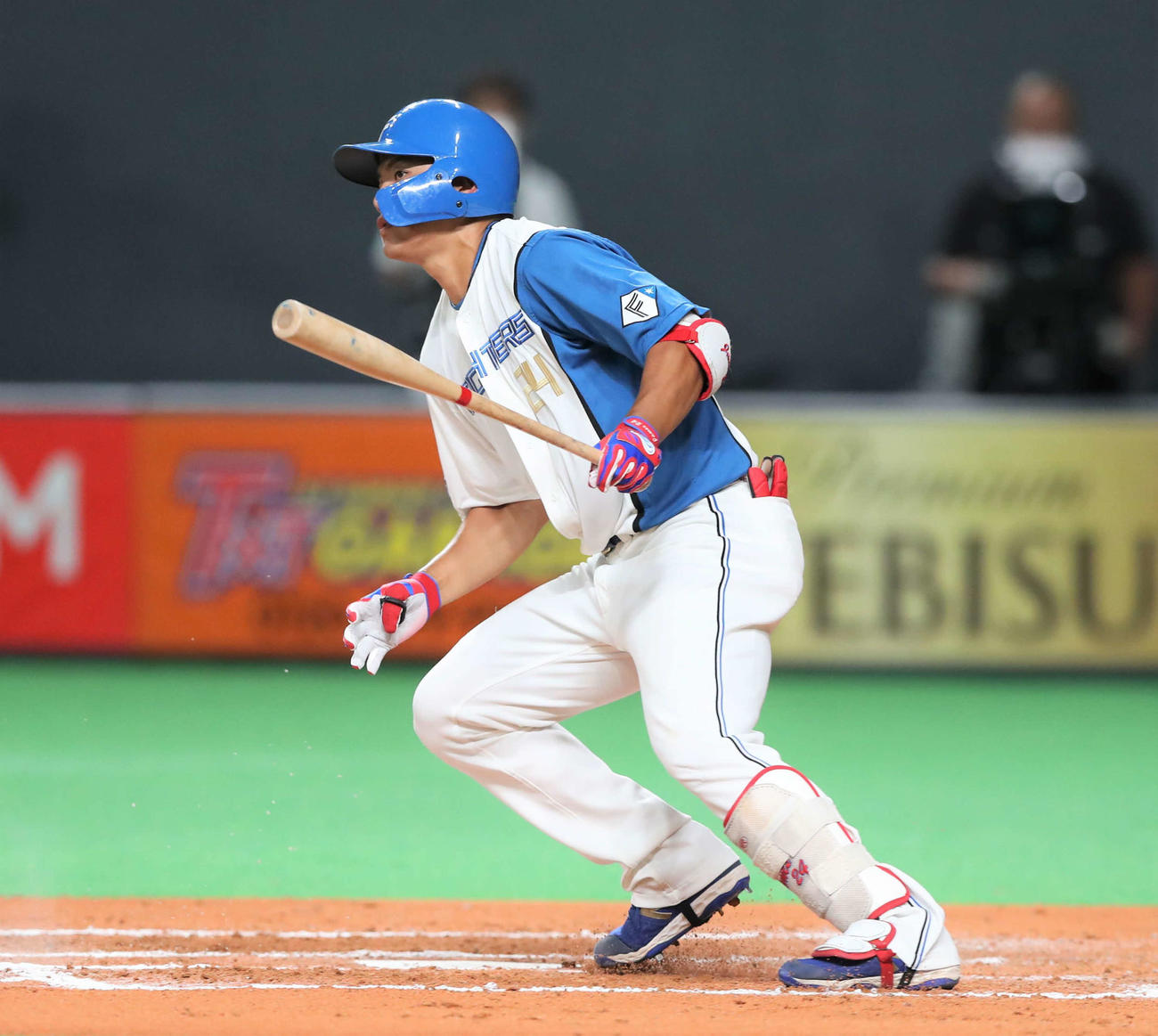 日本ハム対ロッテ　7回裏日本ハム無死、三前内野安打を放つ野村（撮影・黒川智章）
