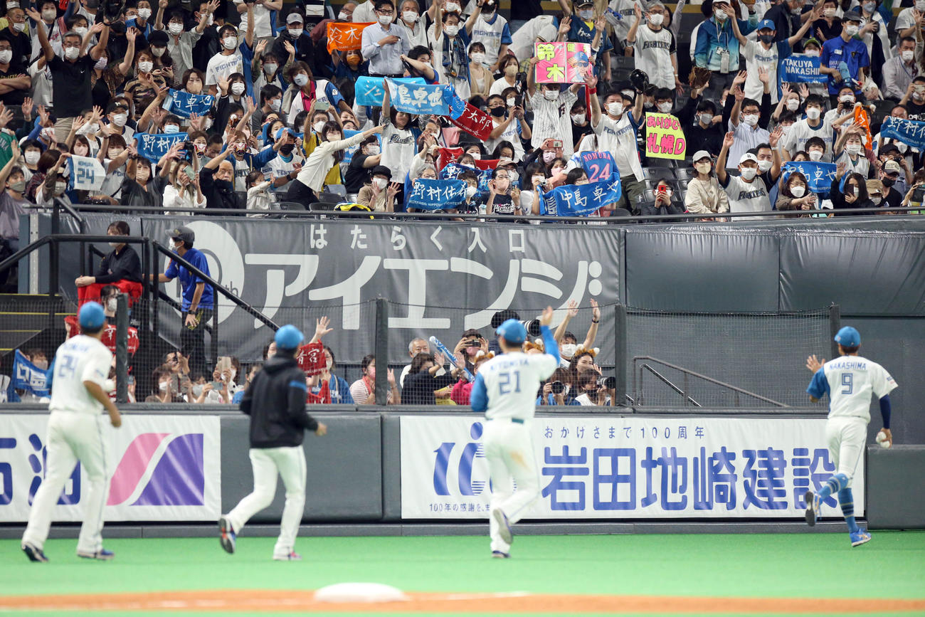 日本ハム対ロッテ　ヒーローに選ばれた左手前から野村、鈴木、清宮、中島に手を振るファンたち（撮影・佐藤翔太）