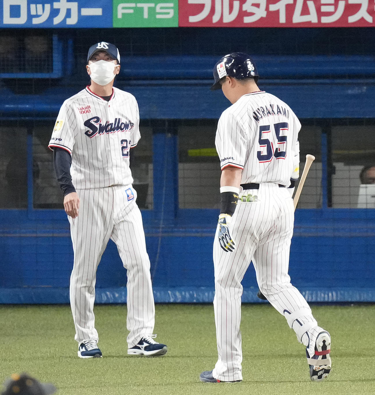 ヤクルト対阪神　8回裏ヤクルト2死、空振り三振に倒れベンチへ戻る村上。左は高津監督（撮影・鈴木みどり）