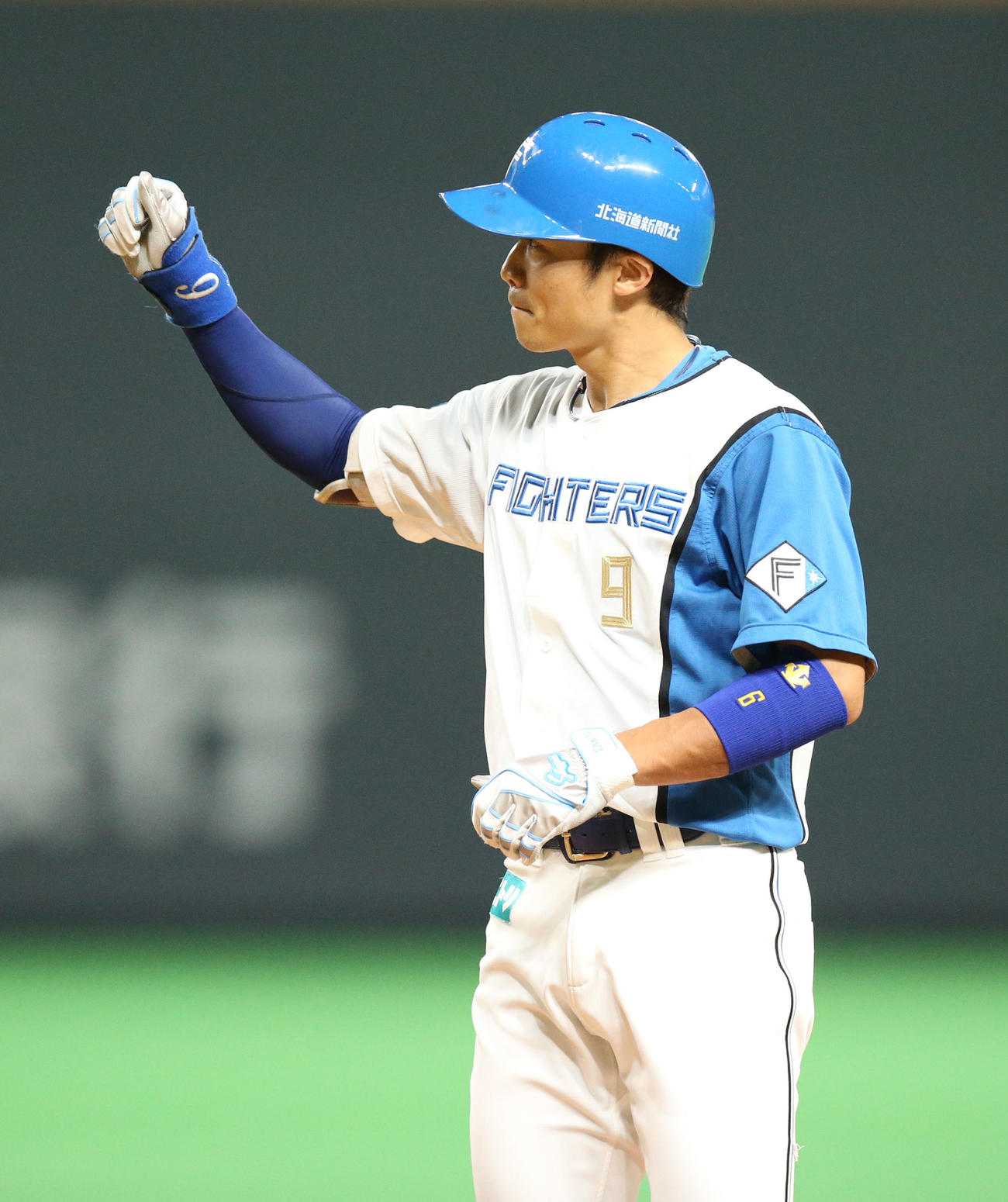 日本ハム対ロッテ　7回裏日本ハム1死満塁、中島は左前適時打を放ちガッツポーズをする（撮影・佐藤翔太）
