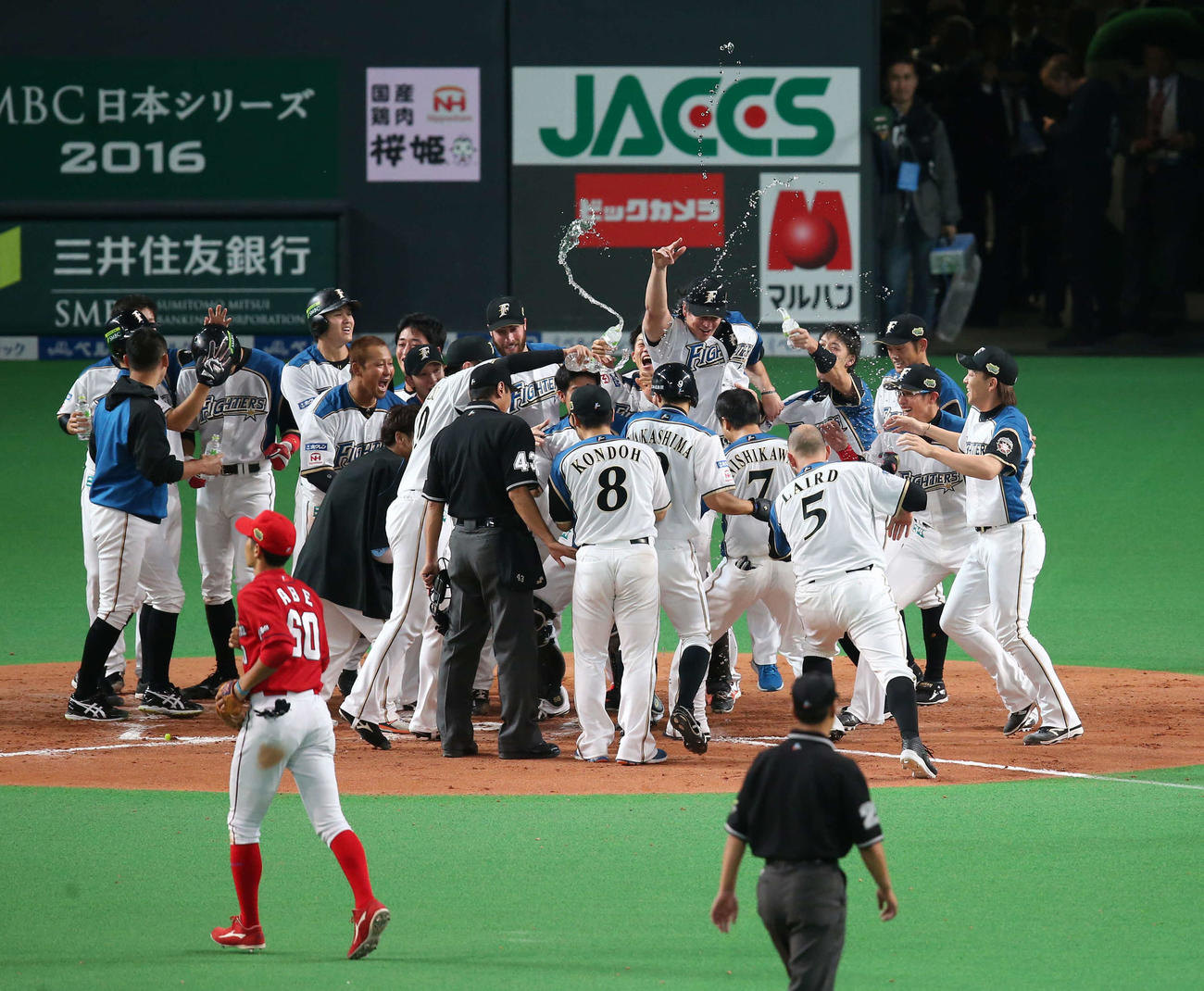 2016年10月27日　SMBC日本シリーズ2016　日本ハム対広島　9回裏日本ハム2死満塁、右越えにサヨナラ本塁打を放った西川（右）を出迎える日本ハム・ナイン