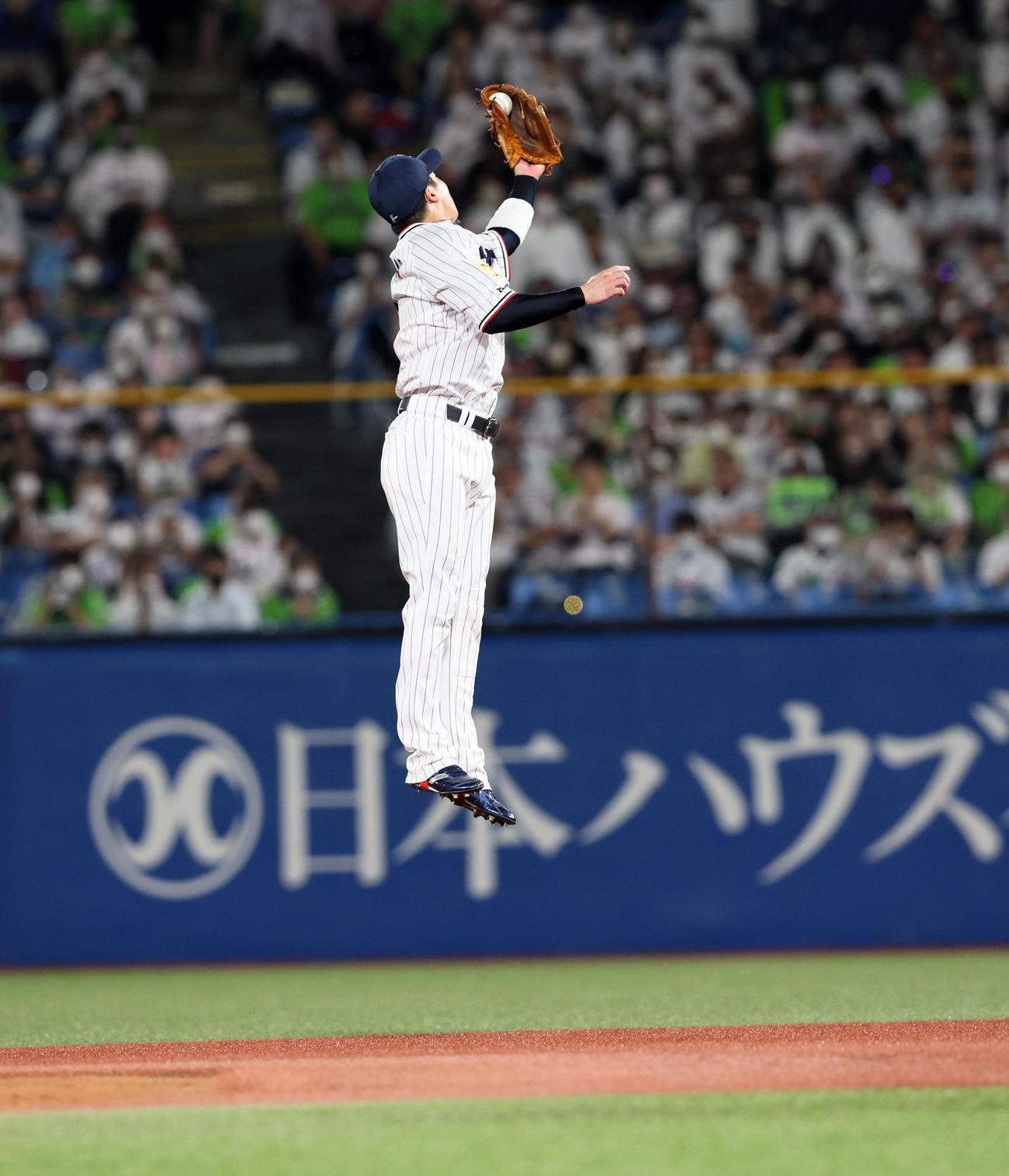ヤクルト対阪神　5回表阪神1死、山田は糸原の打球をジャンプして好捕（撮影・加藤哉）