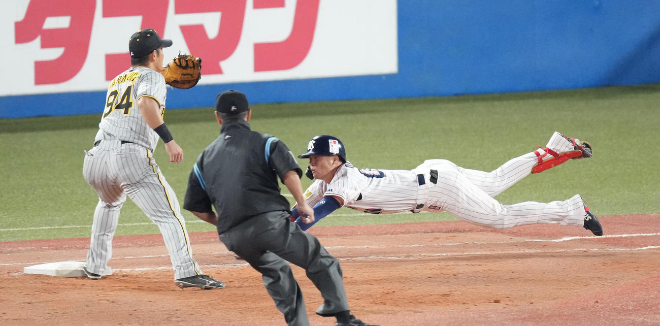 ヤクルト対阪神　6回裏ヤクルト2死三塁、適時内野安打を放ち一塁へヘッドスライディングする奥村。一塁手原口（撮影・鈴木みどり）