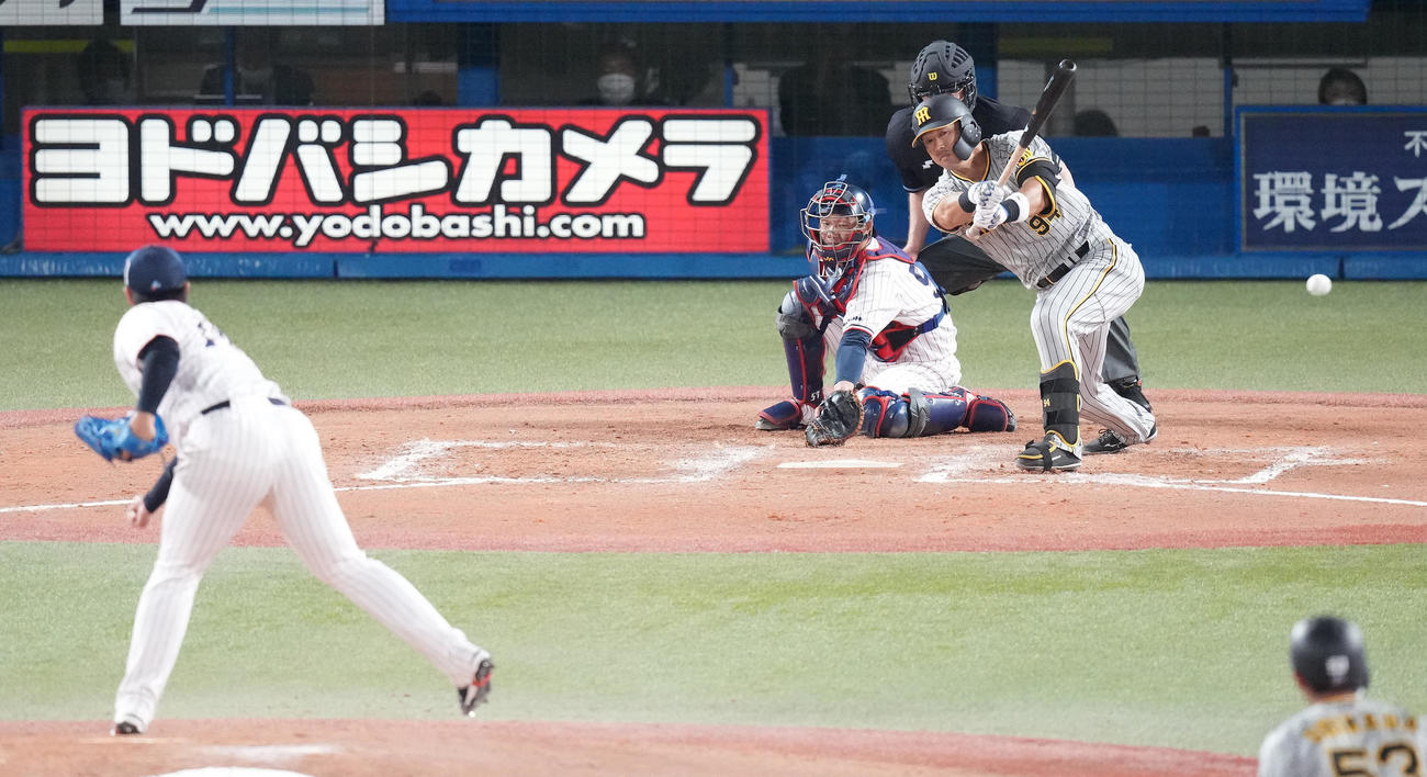 ヤクルト対阪神　8回表阪神2死二塁、左適時打を放つ原口。投手清水（撮影・鈴木みどり）