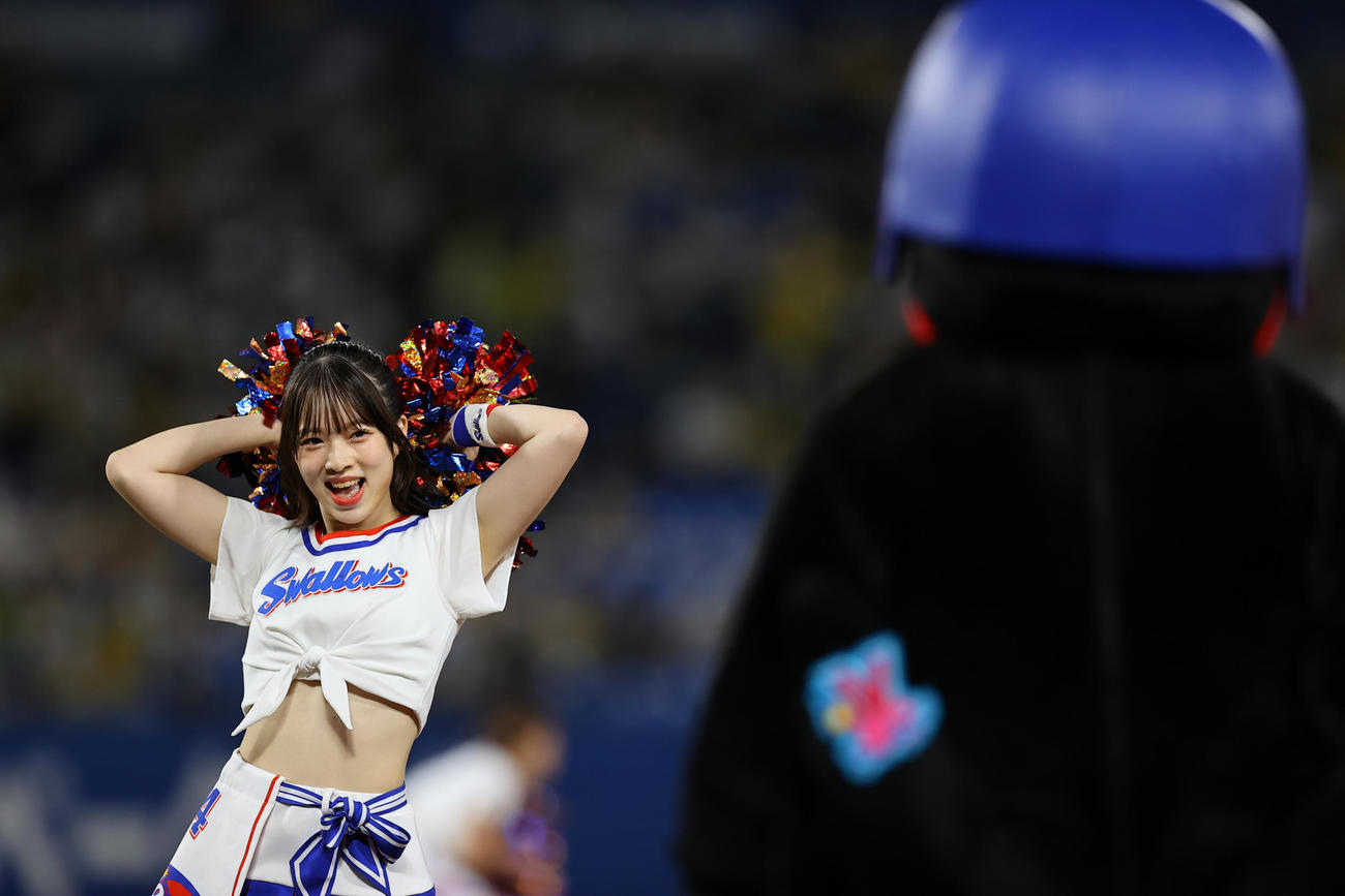ヤクルト対阪神　試合前、見つめるつば九郎（手前）のプレッシャーに負けず踊るPassion（撮影・垰建太）