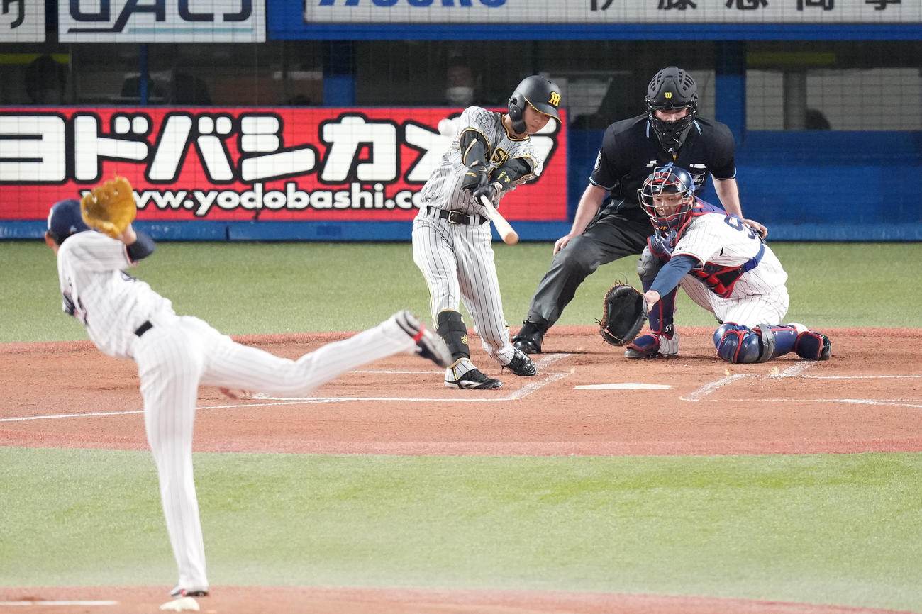 ヤクルト対阪神　1回表阪神無死、右越えに先頭打者本塁打を放つ中野。投手市川（撮影・鈴木みどり）