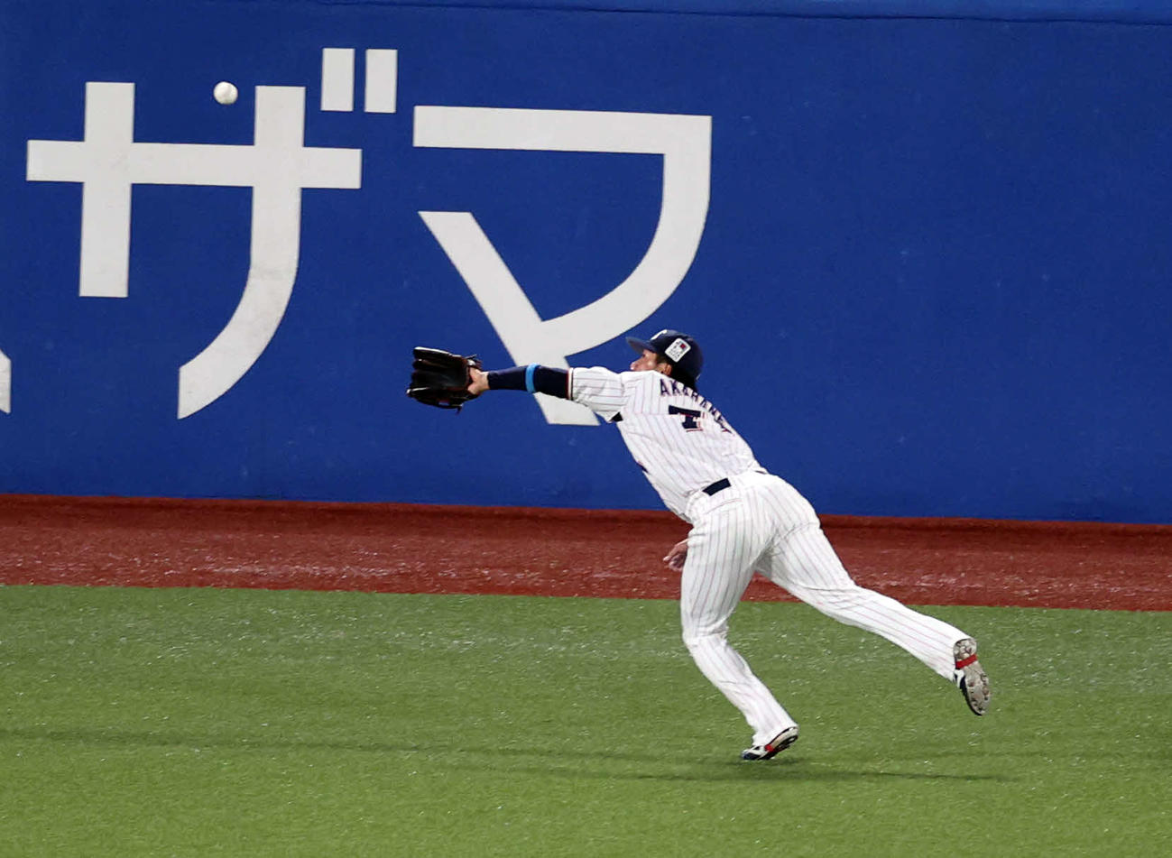 ヤクルト対阪神　2回表阪神2死二、三塁、中野の打球を好捕する赤羽（撮影・浅見桂子）
