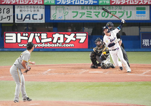 ヤクルト対阪神　4回裏ヤクルト無死、右前にプロ初安打を放つ赤羽。投手伊藤将（撮影・鈴木みどり）