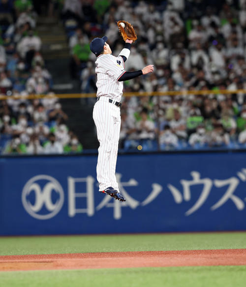 ヤクルト対阪神　5回表阪神1死、山田は糸原の打球をジャンプして好捕（撮影・加藤哉）