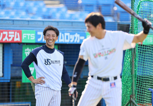 ヤクルト対阪神　試合前、ナインと笑顔で練習に臨むヤクルト嶋（撮影・垰建太）