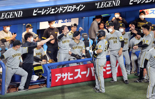 ヤクルト対阪神　8回表阪神2死二塁、原口（手前中央）が勝ち越し左適時打を放ち、笑顔で迎える阪神ベンチ（撮影・浅見桂子）