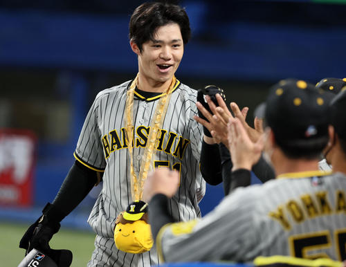 ヤクルト対阪神　1回表阪神無死、中野は右越えソロ本塁打を放ちベンチのナインと笑顔でタッチ（撮影・加藤哉）