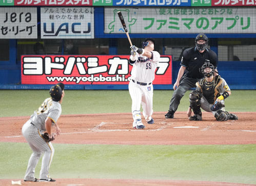 ヤクルト対阪神　2回裏ヤクルト無死、左飛に倒れる村上。投手伊藤将（撮影・鈴木みどり）