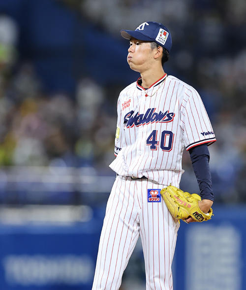 ヤクルト対阪神　3回表阪神無死、糸原健斗に四球を与え悔しげな市川（撮影・垰建太）