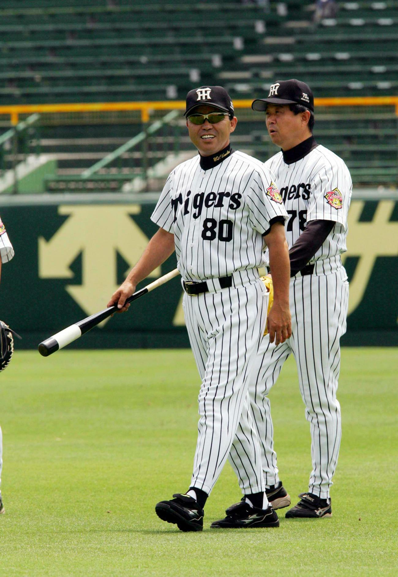 05年7月、笑顔で練習の指揮を執る岡田監督。右は平田コーチ