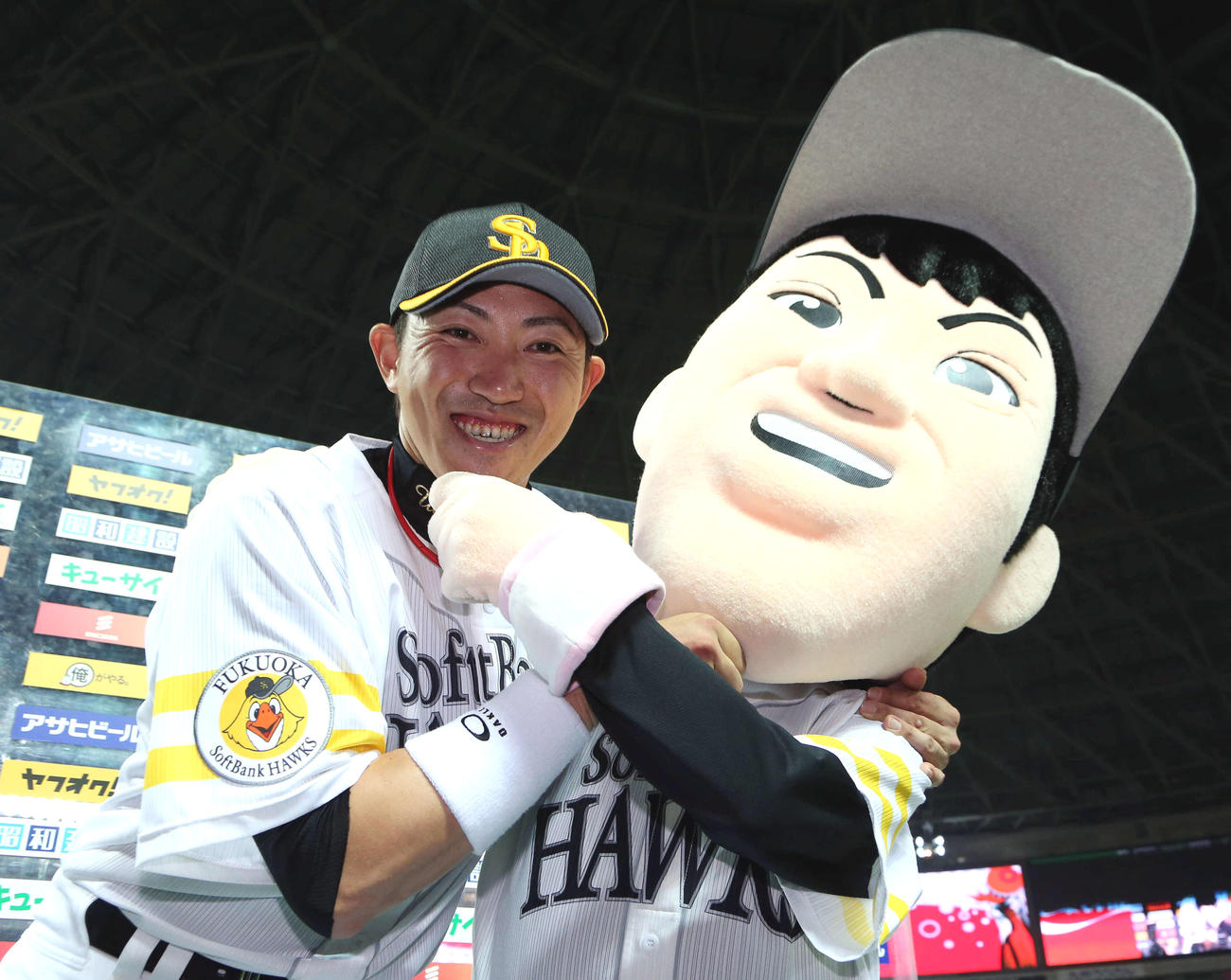 ウッチーくん（右）とあごタッチをする内川（14年3月撮影）