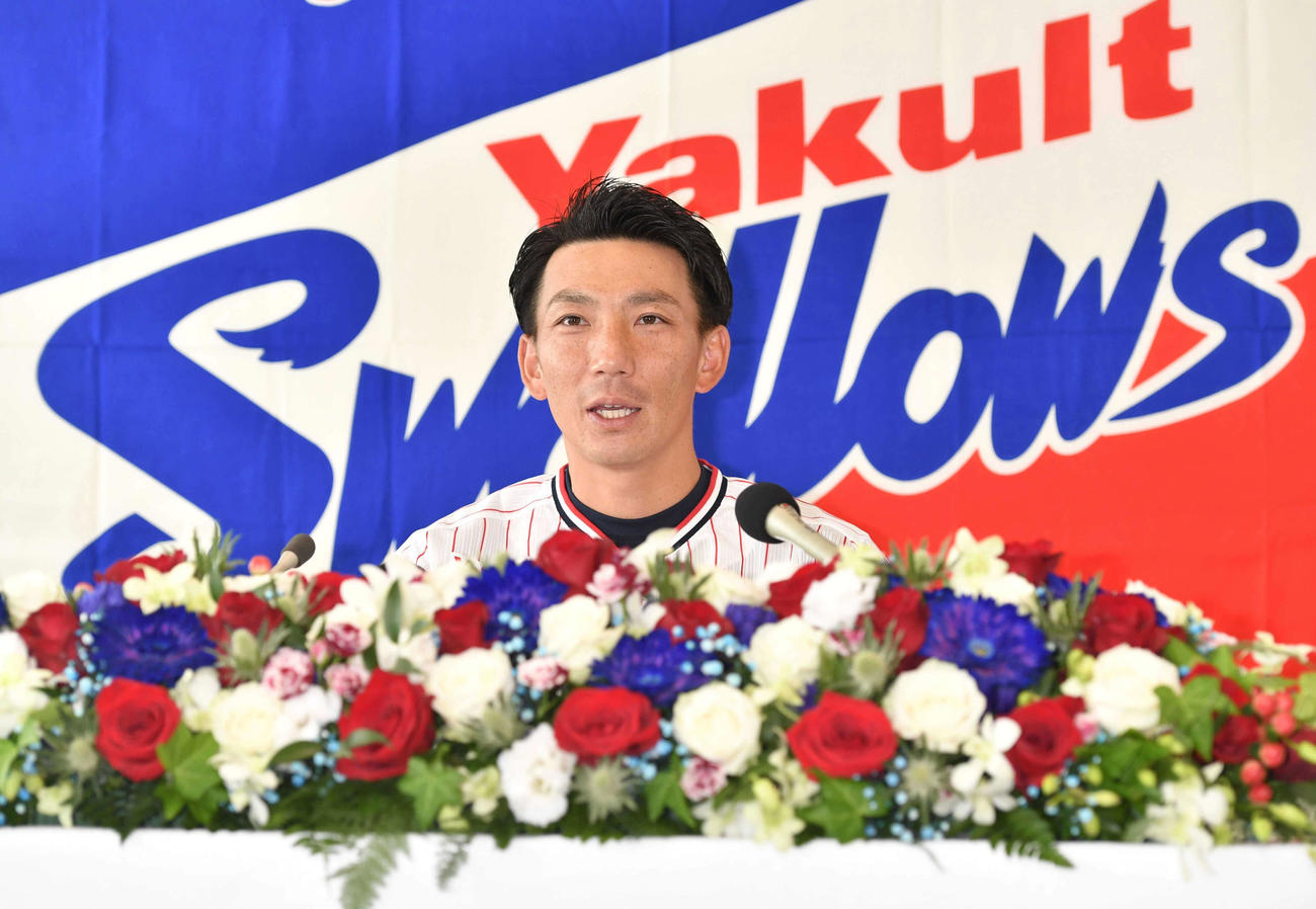 引退会見でこれまでを振り返るヤクルト嶋（代表撮影）