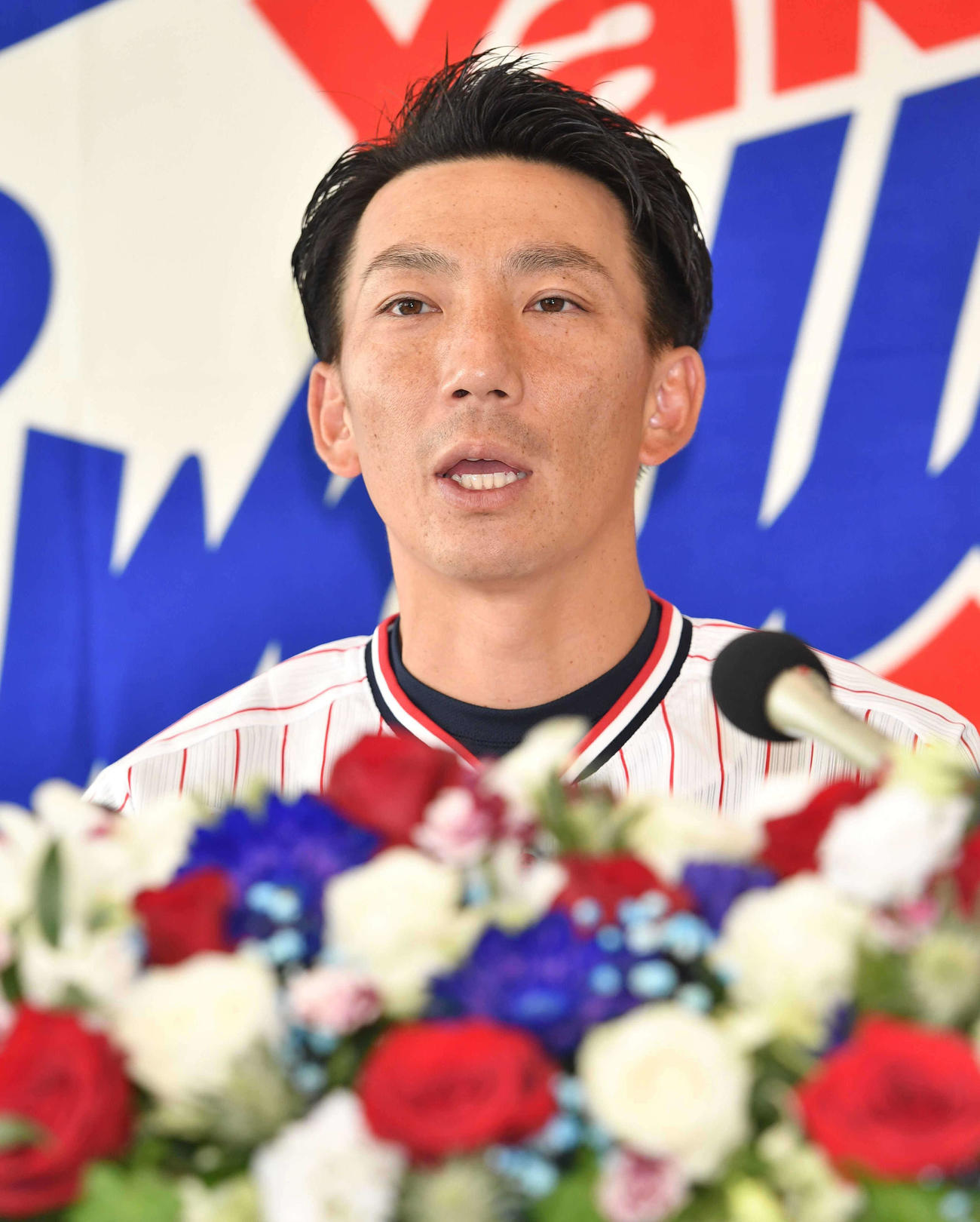 引退会見でこれまでを振り返るヤクルト嶋（代表撮影）