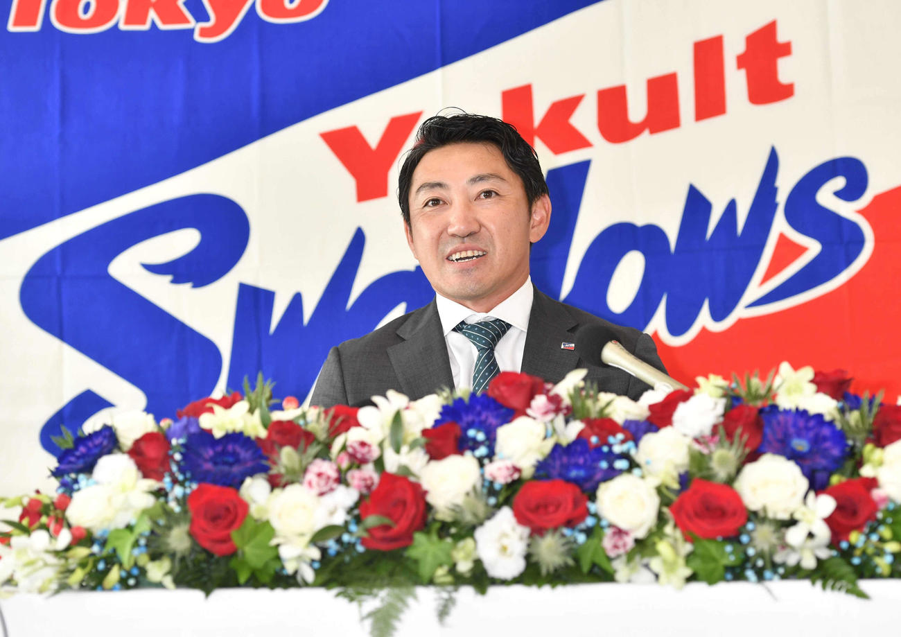笑顔で引退会見をするヤクルト内川（代表撮影）