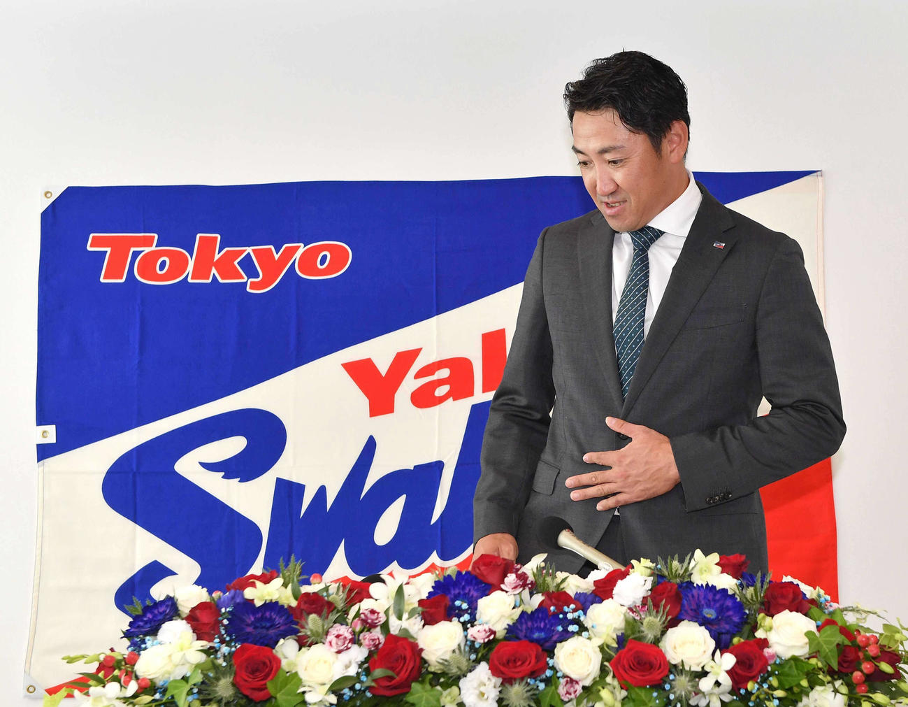 引退会見に臨むヤクルト内川（代表撮影）