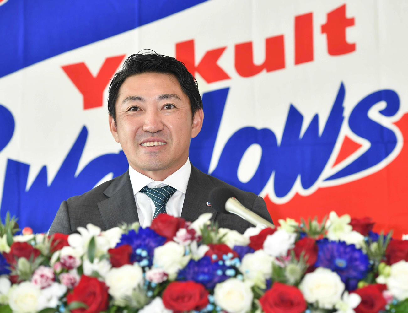 笑顔で引退会見をするヤクルト内川（代表撮影）