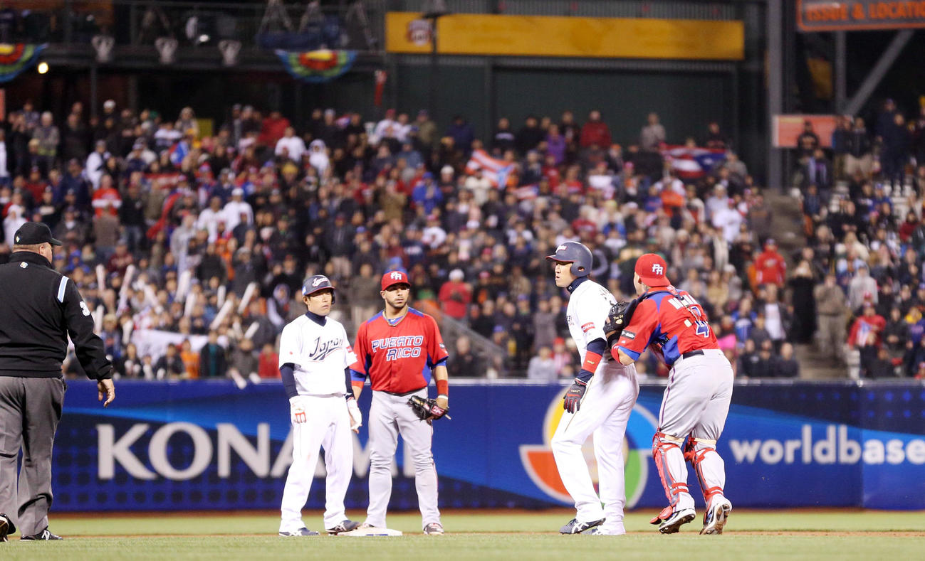 13年3月、WBC準決勝のプエルトリコ戦で、8回裏日本1死一、二塁、内川（左から3人目）は重盗を試みたが、井端が走らず捕手モリーナにタッチされアウトとなる