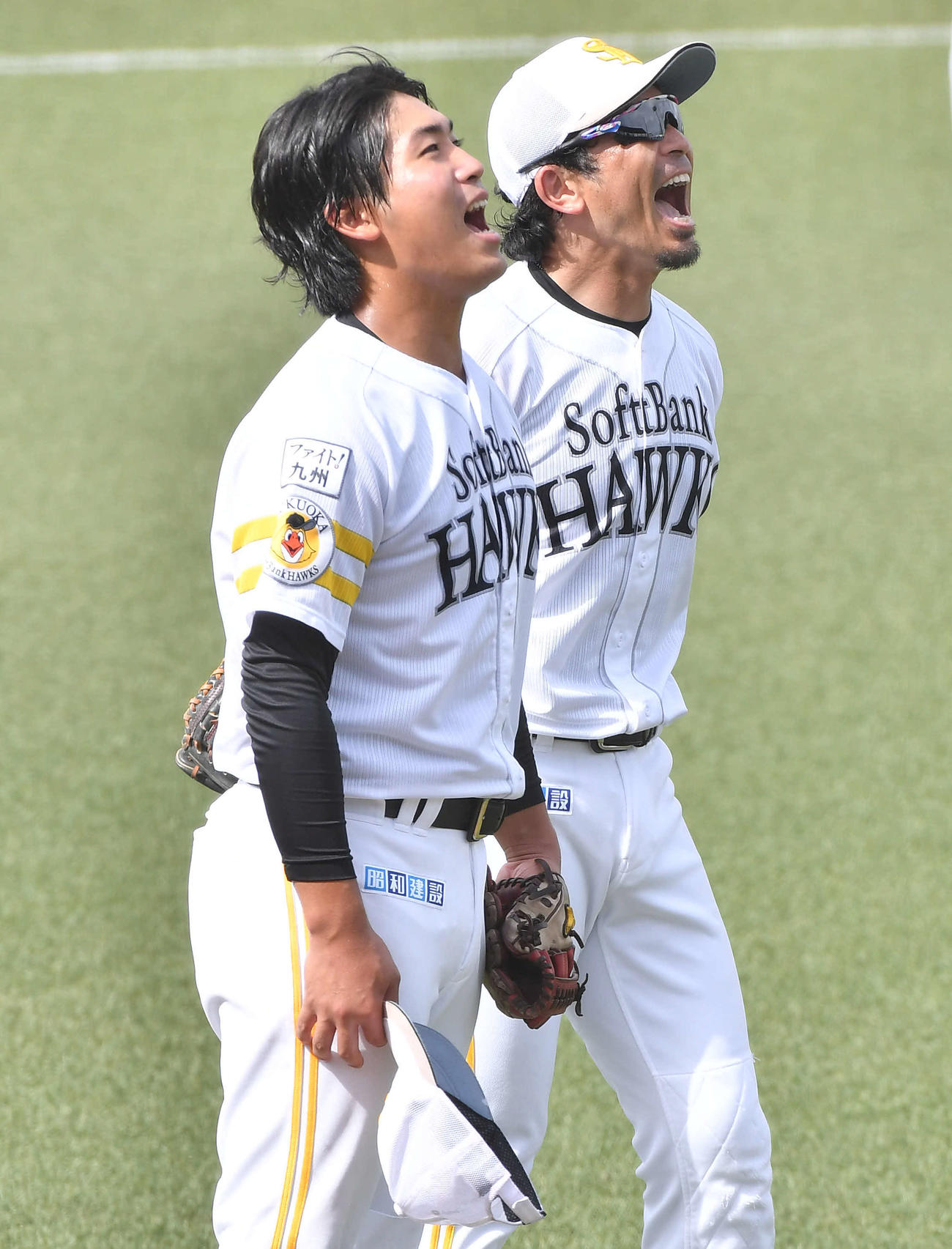 三代（左）ら若手選手と元気いっぱいにノックを受ける松田（撮影・岩下翔太）