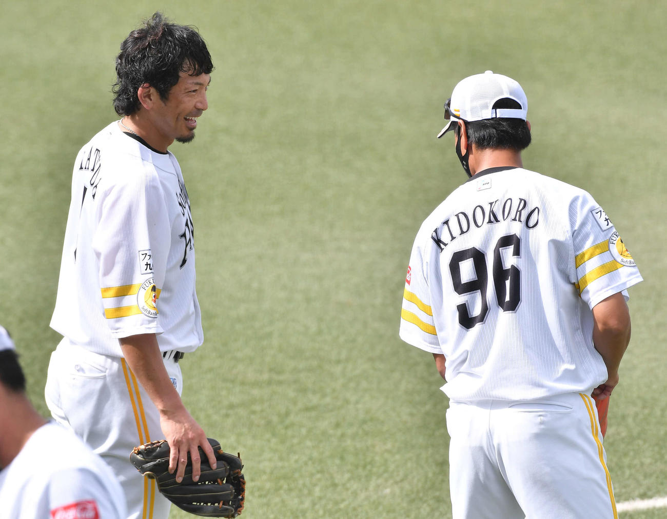 ノックを終え、城所3軍コーチ（右）と談笑する松田（撮影・岩下翔太）