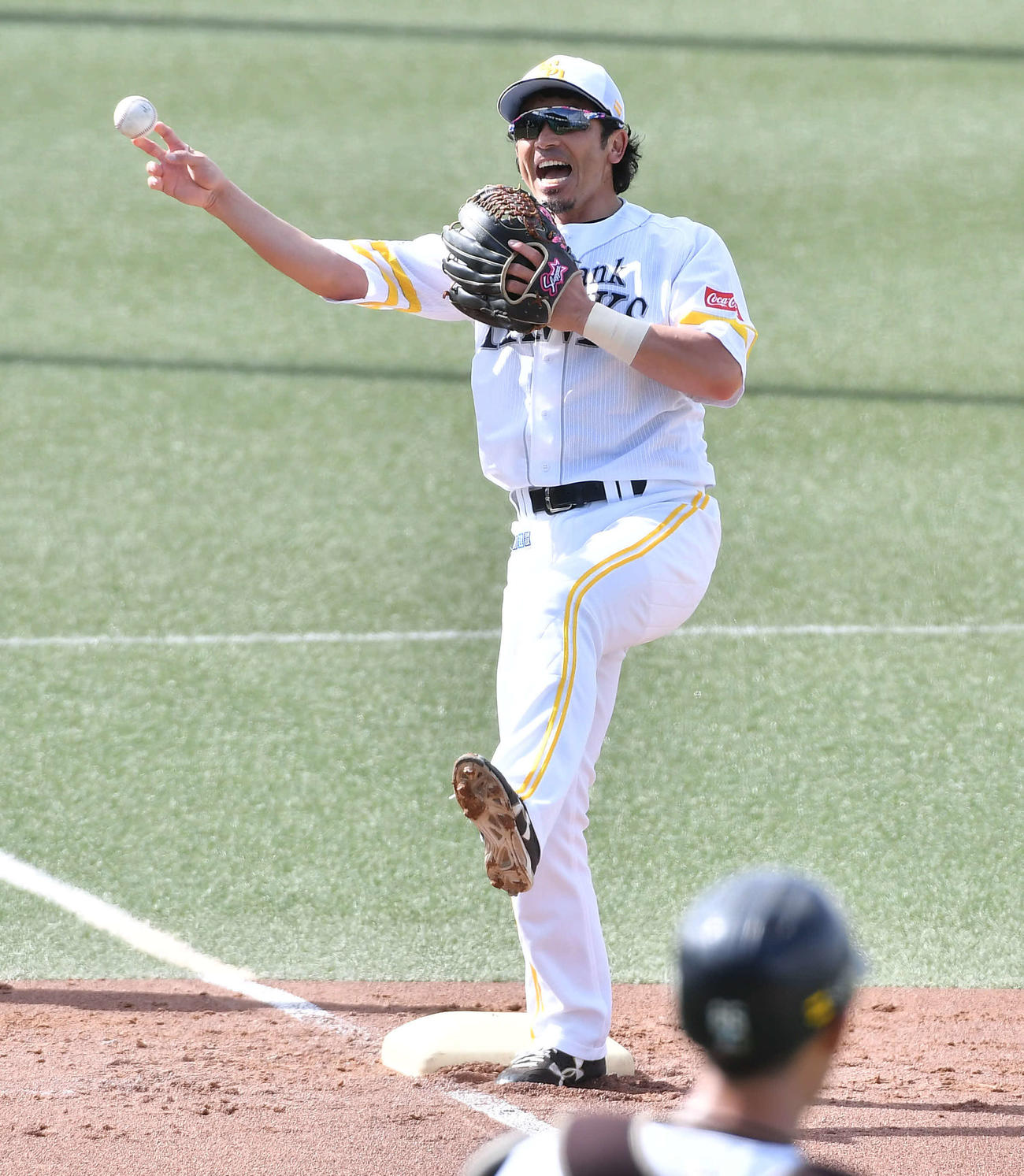 若手選手と元気いっぱいにノックを受ける松田（撮影・岩下翔太）