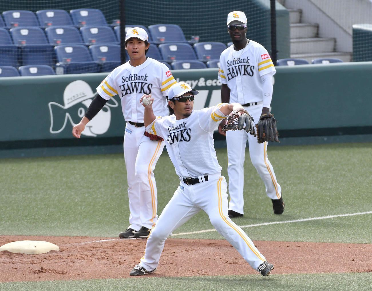 若手選手とノックを受ける松田（撮影・岩下翔太）