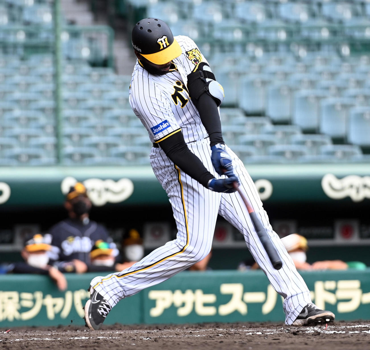 阪神対ソフトバンク　8回裏阪神裏無死一塁、ロドリゲスは左越え2点本塁打を放つ（撮影・前岡正明）