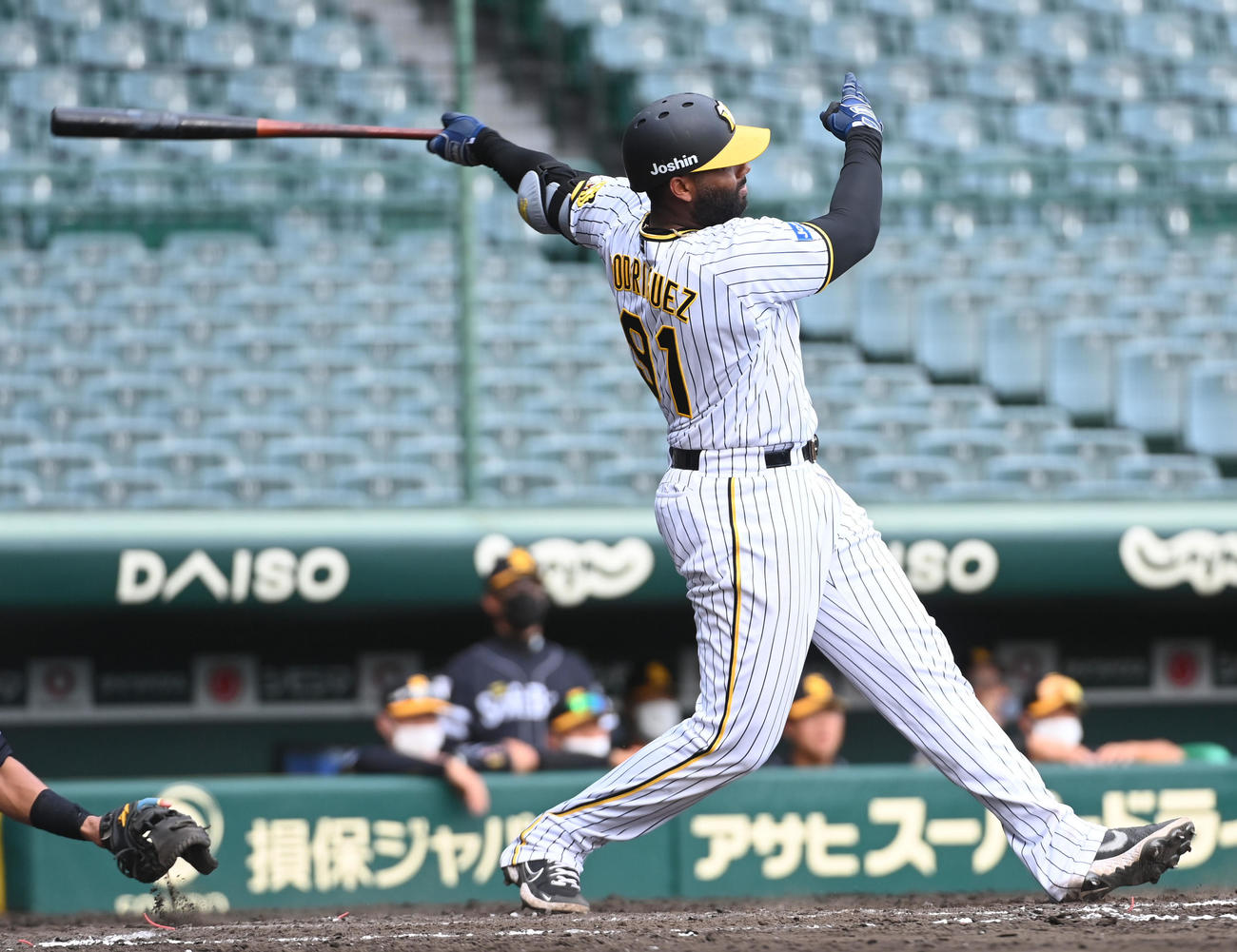 阪神対ソフトバンク　8回裏阪神裏無死一塁、ロドリゲスは左越え2点本塁打を放つ（撮影・前岡正明）