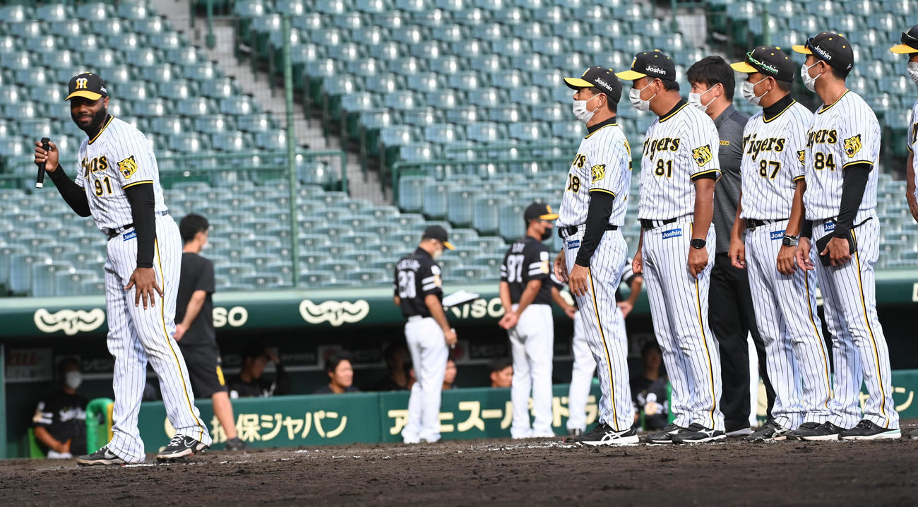 阪神対ソフトバンク　ソフトバンクに勝利、ファンにあいさつするロドリゲス（撮影・前岡正明）