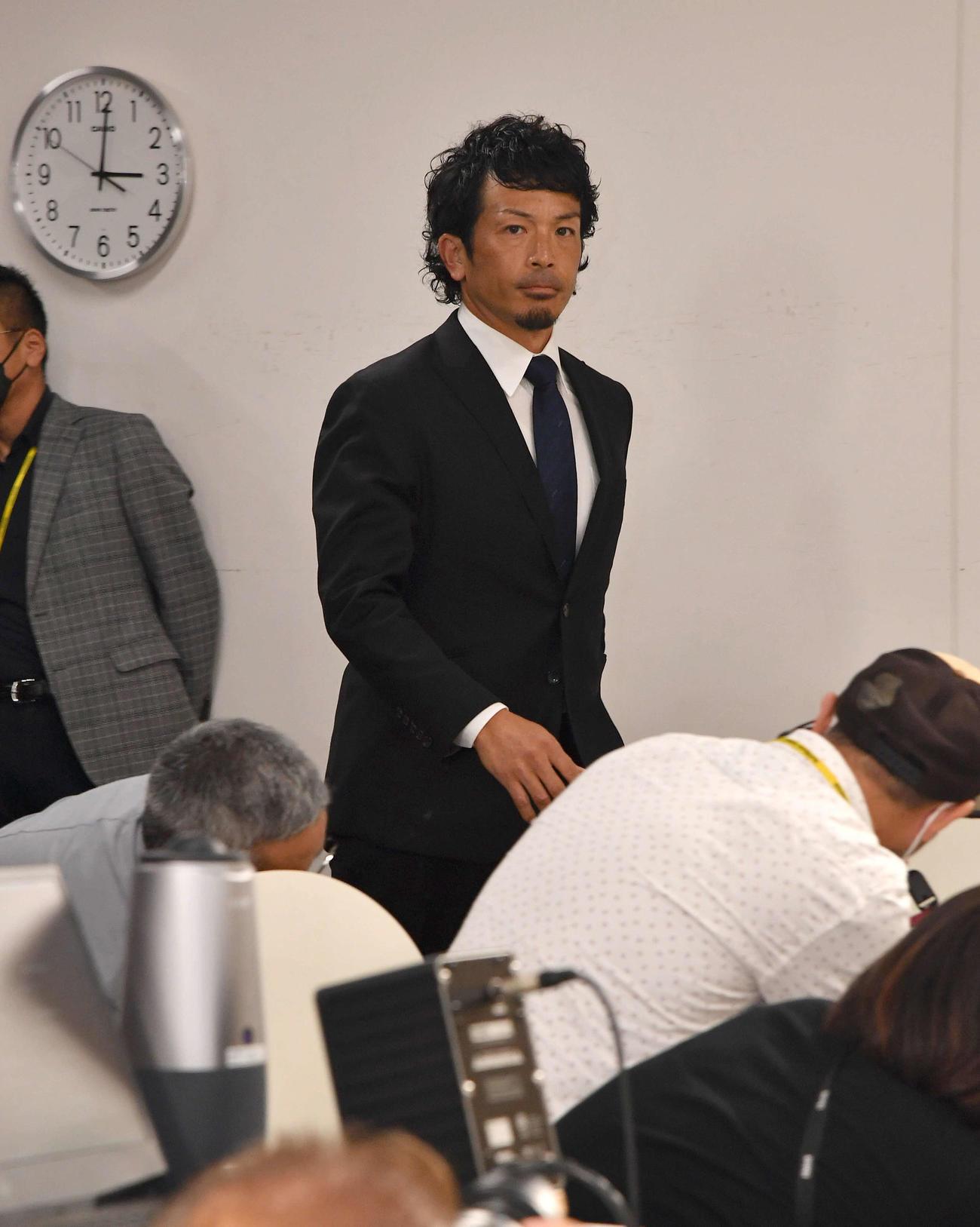 退団会見の会見場に入る松田（撮影・岩下翔太）