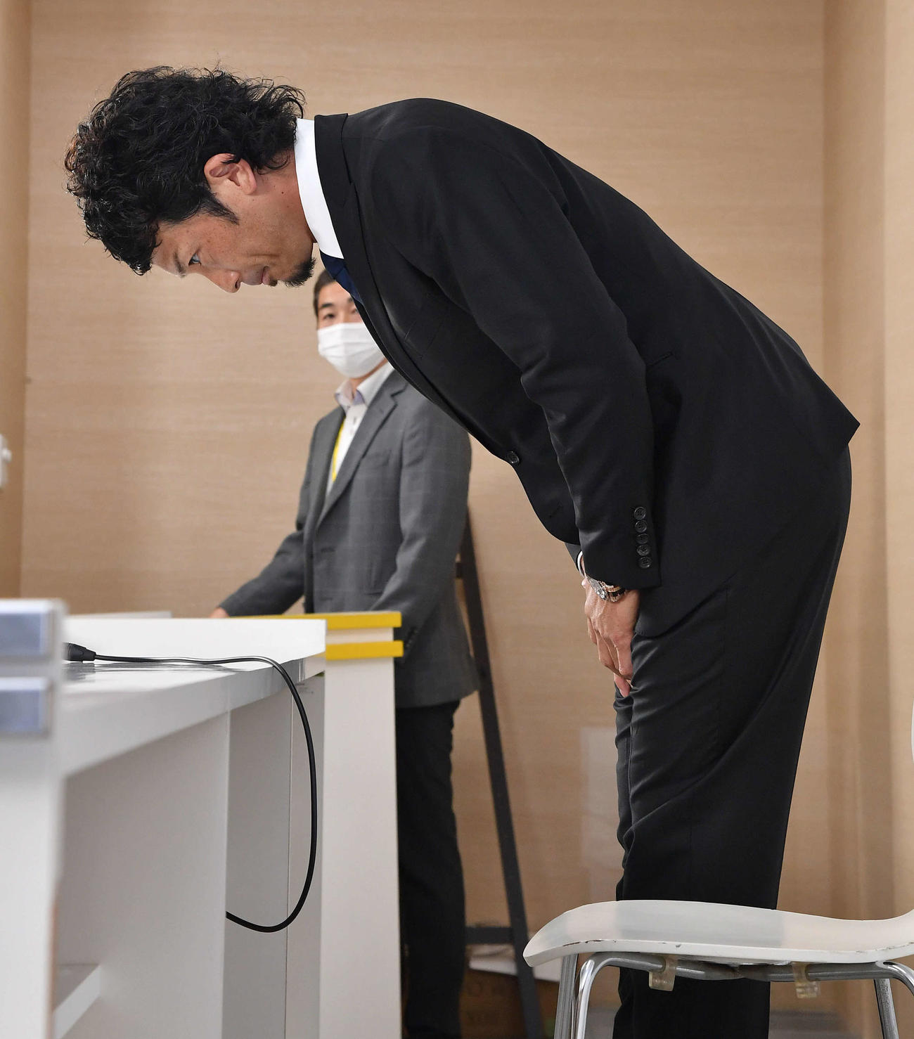 退団会見の会見場に入り、報道陣に一礼する松田（撮影・岩下翔太）