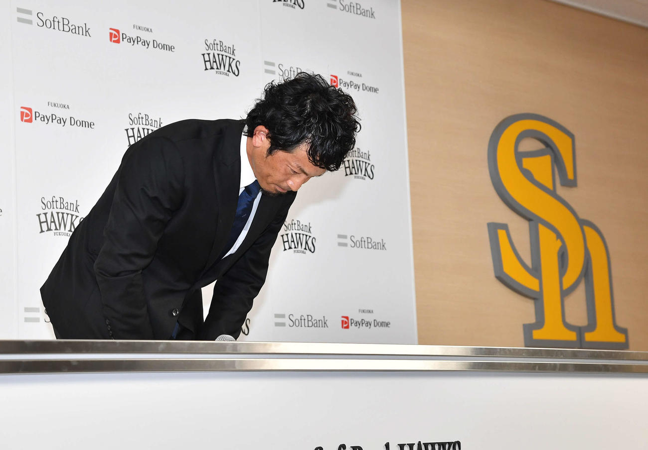退団会見を終えて報道陣に一礼する松田（撮影・岩下翔太）