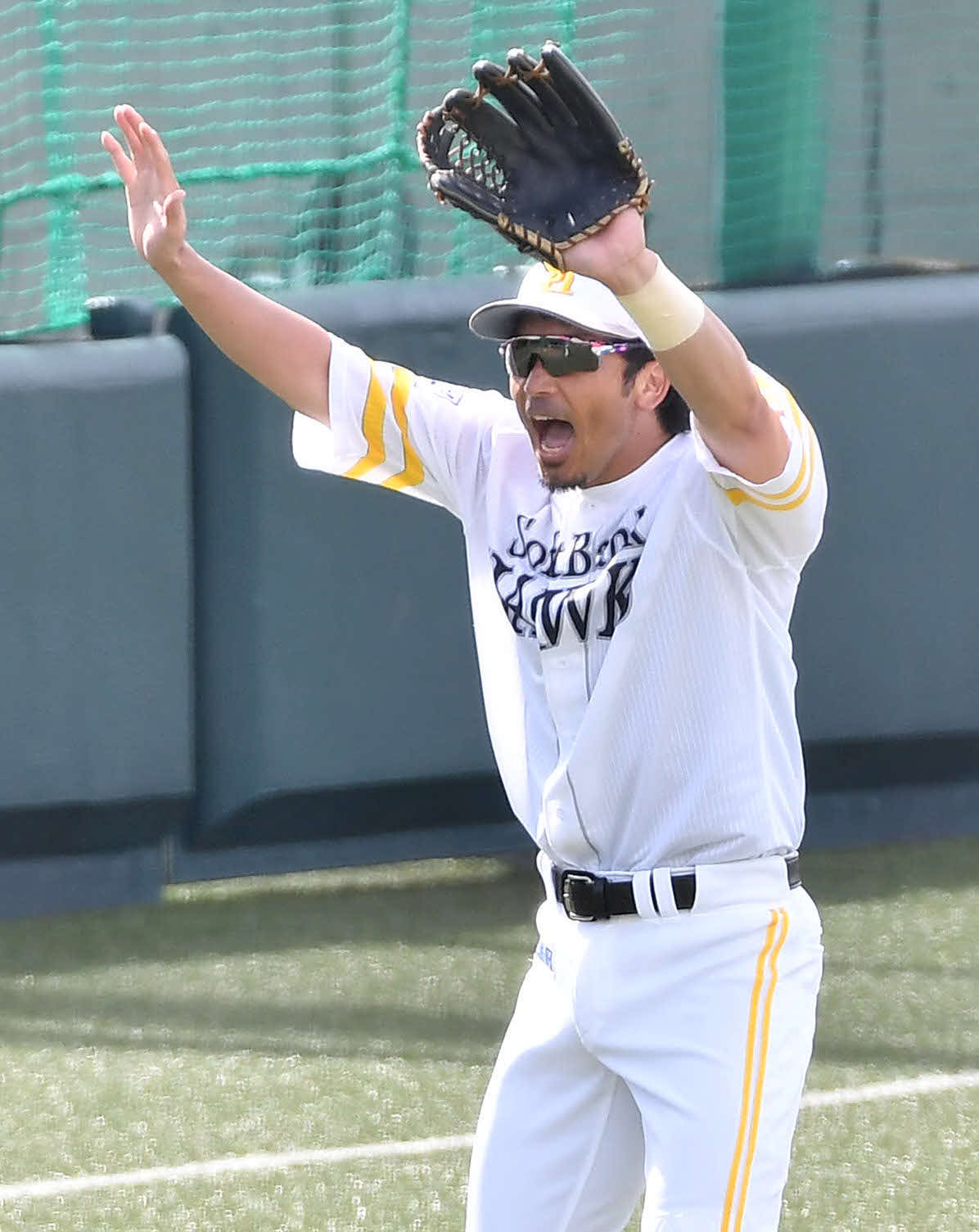 若手選手と元気いっぱいにノックを受ける松田（撮影・岩下翔太）