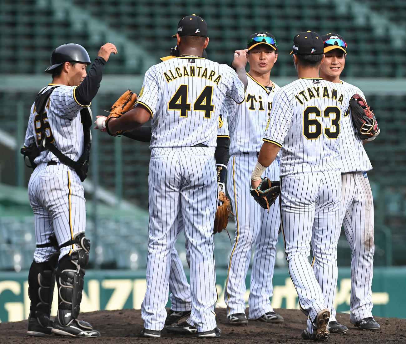 阪神対ソフトバンク　ソフトバンクに勝利、喜ぶ阪神ナイン（撮影・前岡正明）