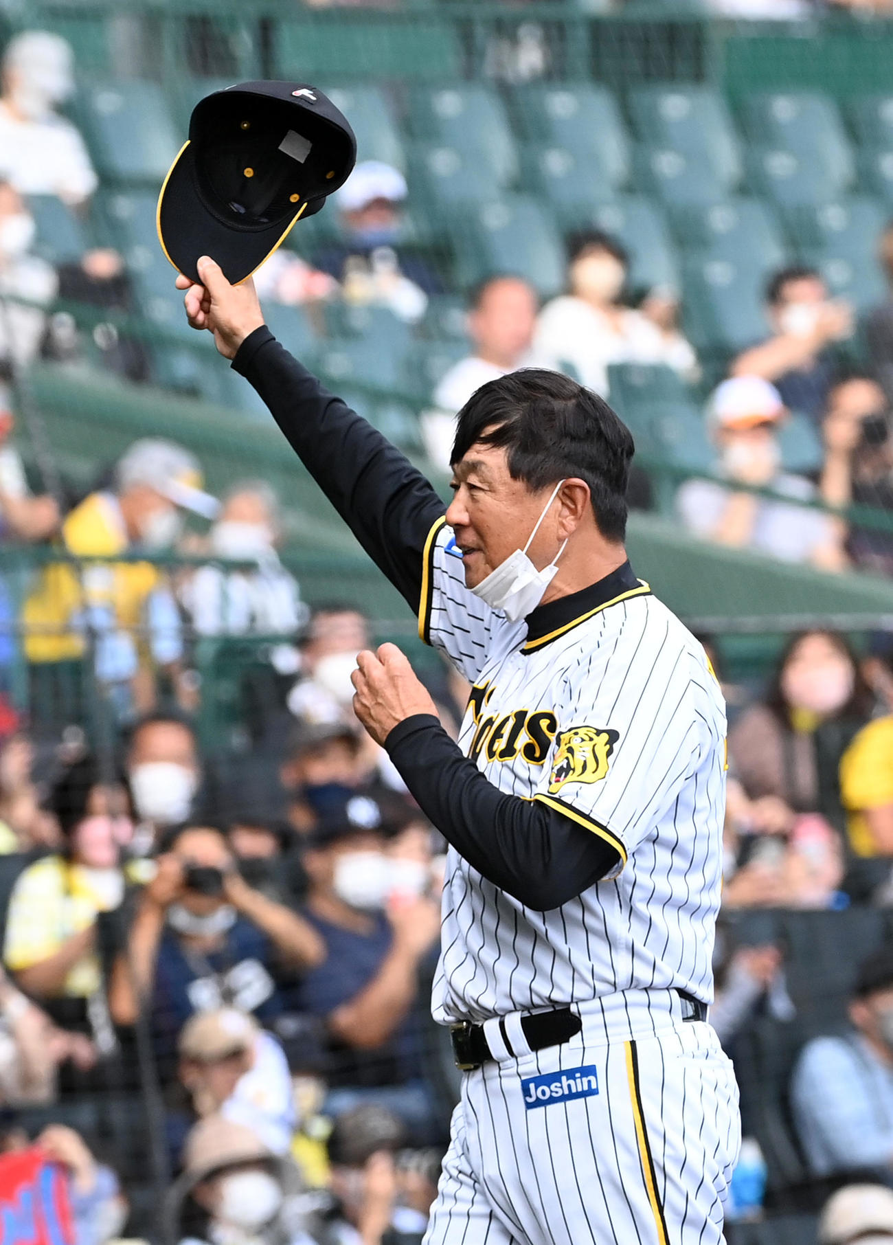 阪神対ソフトバンク　ソフトバンクに勝利、ファンにあいさつする平田2軍監督（撮影・前岡正明）
