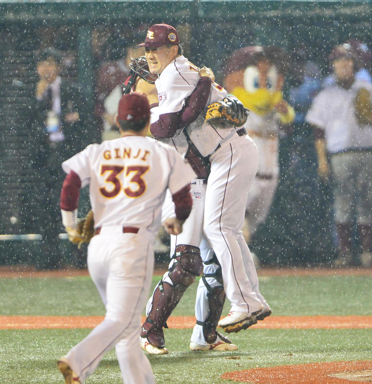 13年、コナミ日本シリーズ2013・第7戦　楽天対巨人　胴上げ投手となり嶋基宏（左）と抱き合う田中将大