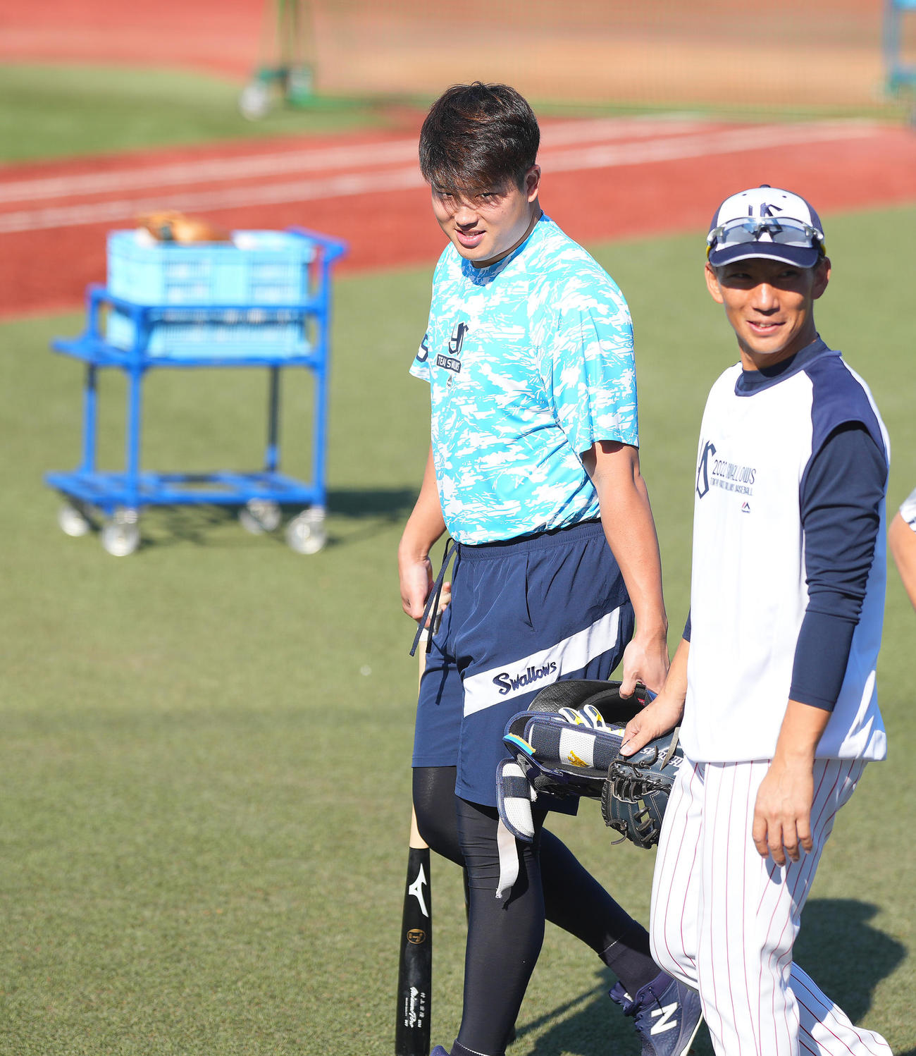 ヤクルト対阪神　練習前に笑顔を見せるヤクルト村上（左）と嶋（撮影・垰建太）