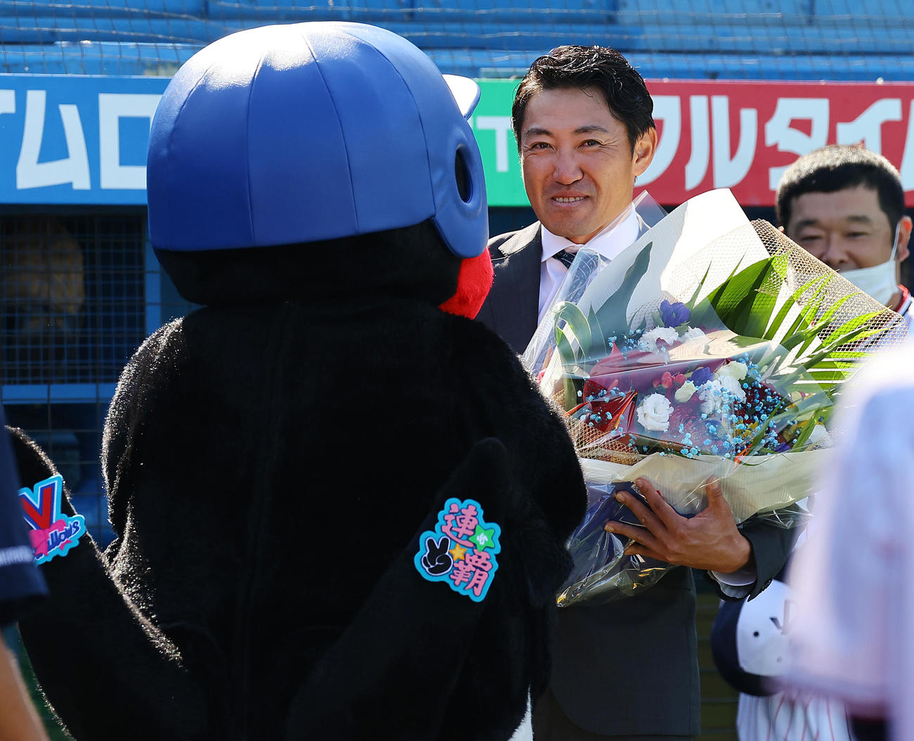 ヤクルト対阪神　練習前につば九郎やスタッフに笑顔であいさつするヤクルト内川（中央）（撮影・垰建太）