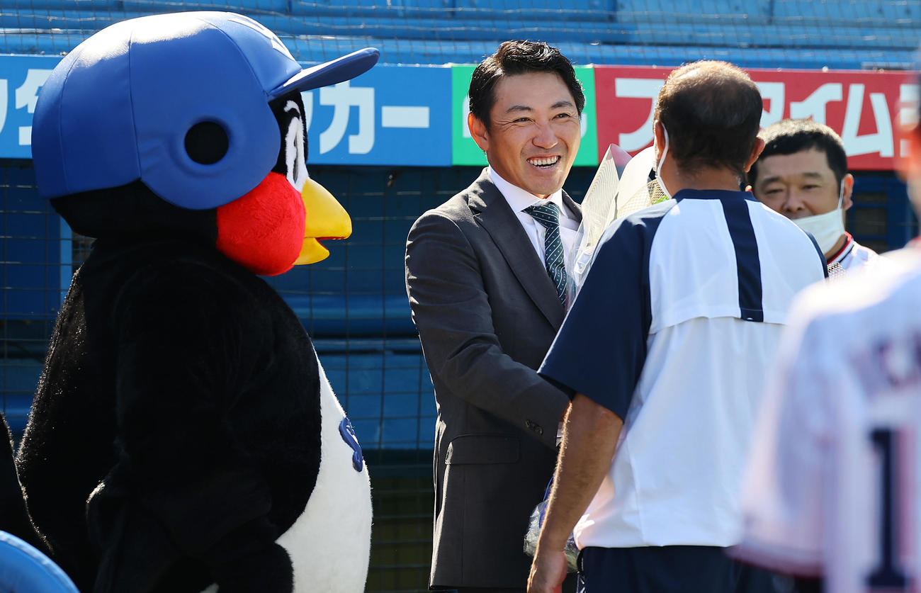 ヤクルト対阪神　練習前につば九郎やスタッフに笑顔であいさつするヤクルト内川（中央）（撮影・垰建太）