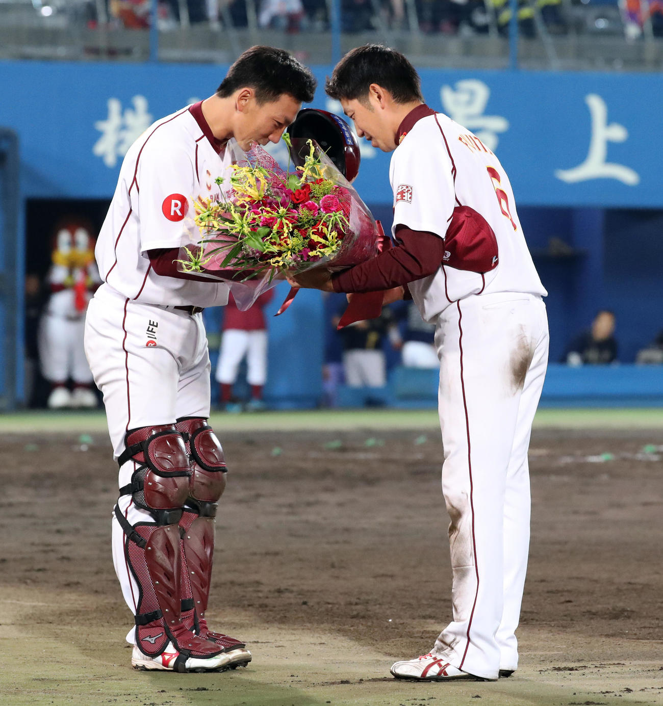 2016年5月17日　楽天対オリックス　5回裏楽天の攻撃後、1000試合出場を達成した藤田（右）は嶋から花束を受け取る